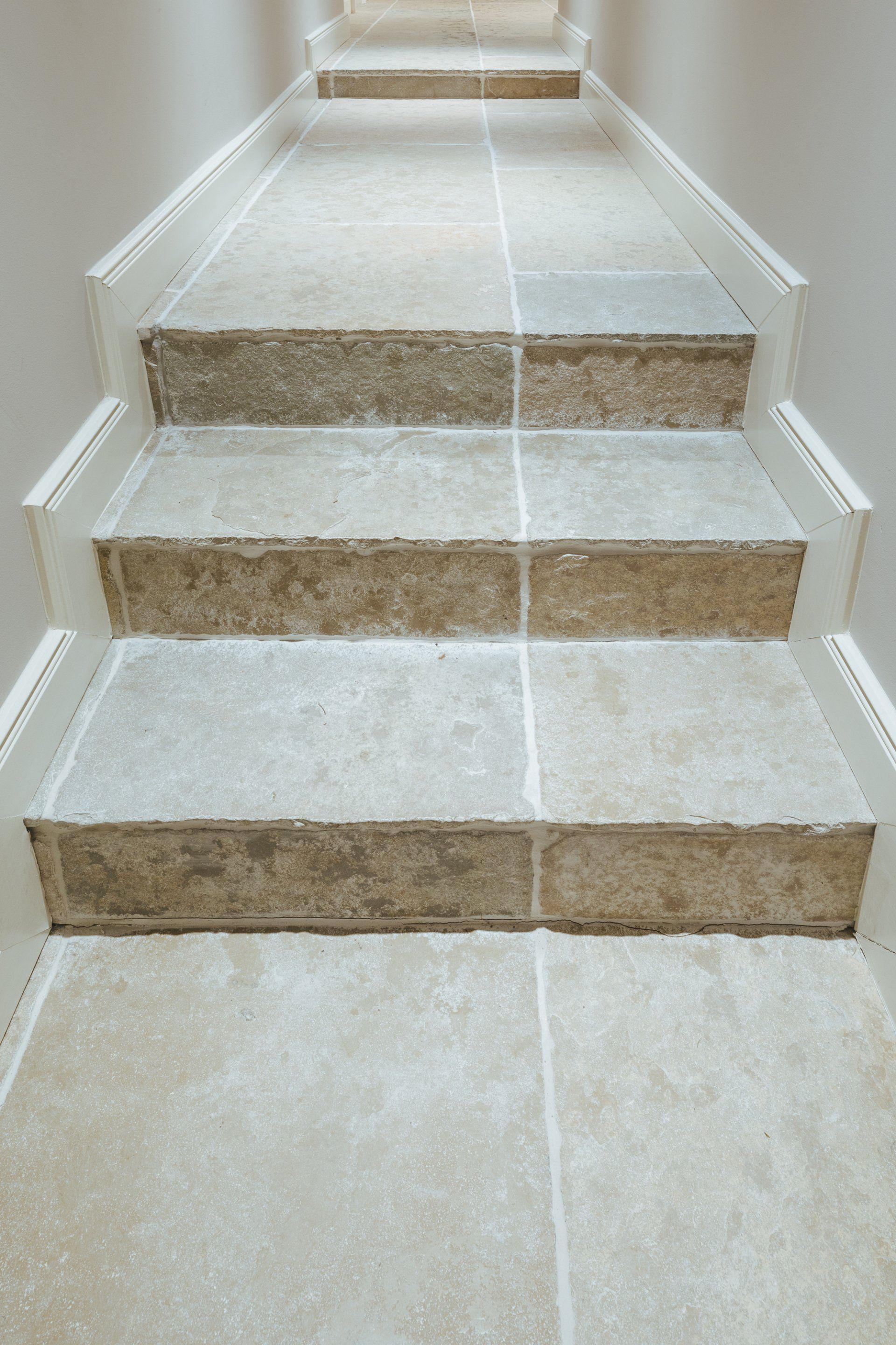 Eine Reihe von Treppen, die in den zweiten Stock eines Gebäudes führen.