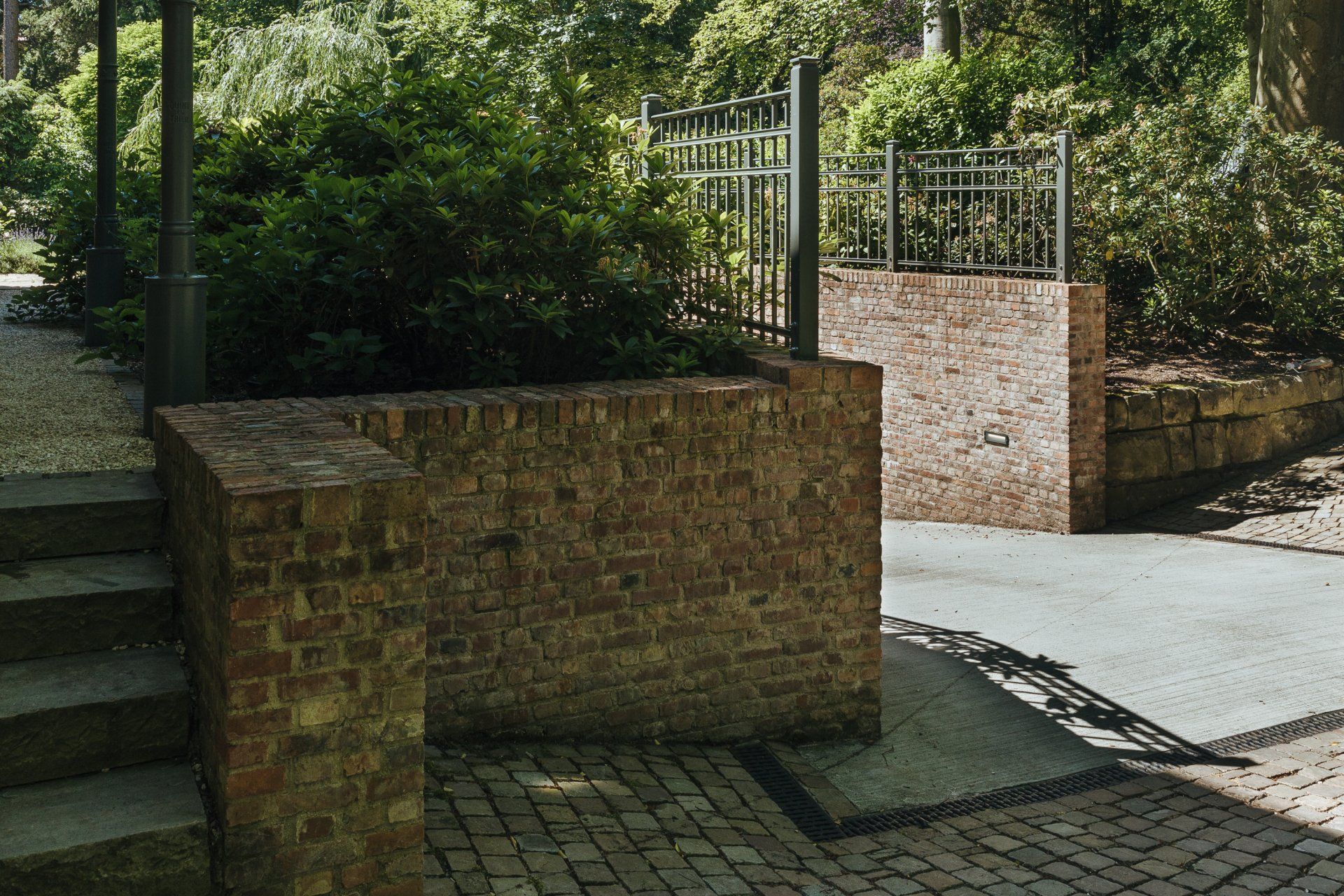 Eine Backsteinmauer mit Treppen, die hinaufführen