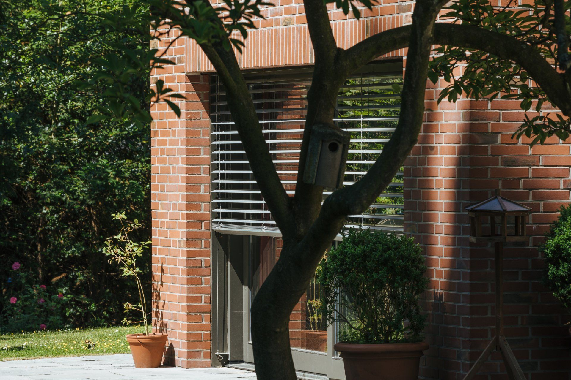 Ein Backsteingebäude mit einem Baum davor