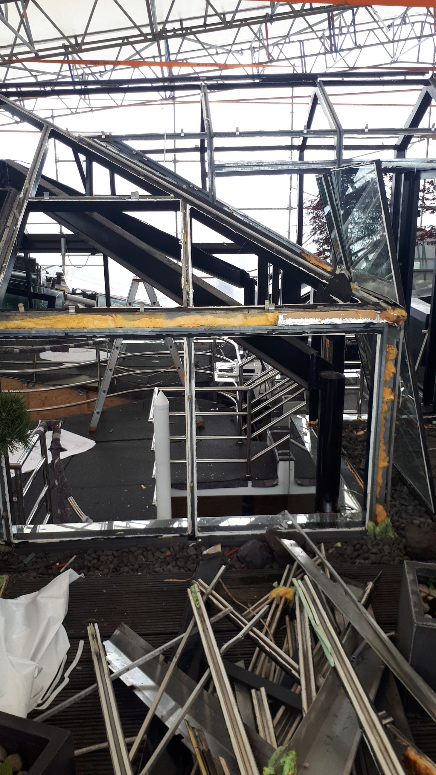 Ein im Bau befindliches Gebäude mit vielen Gerüsten und Treppen.