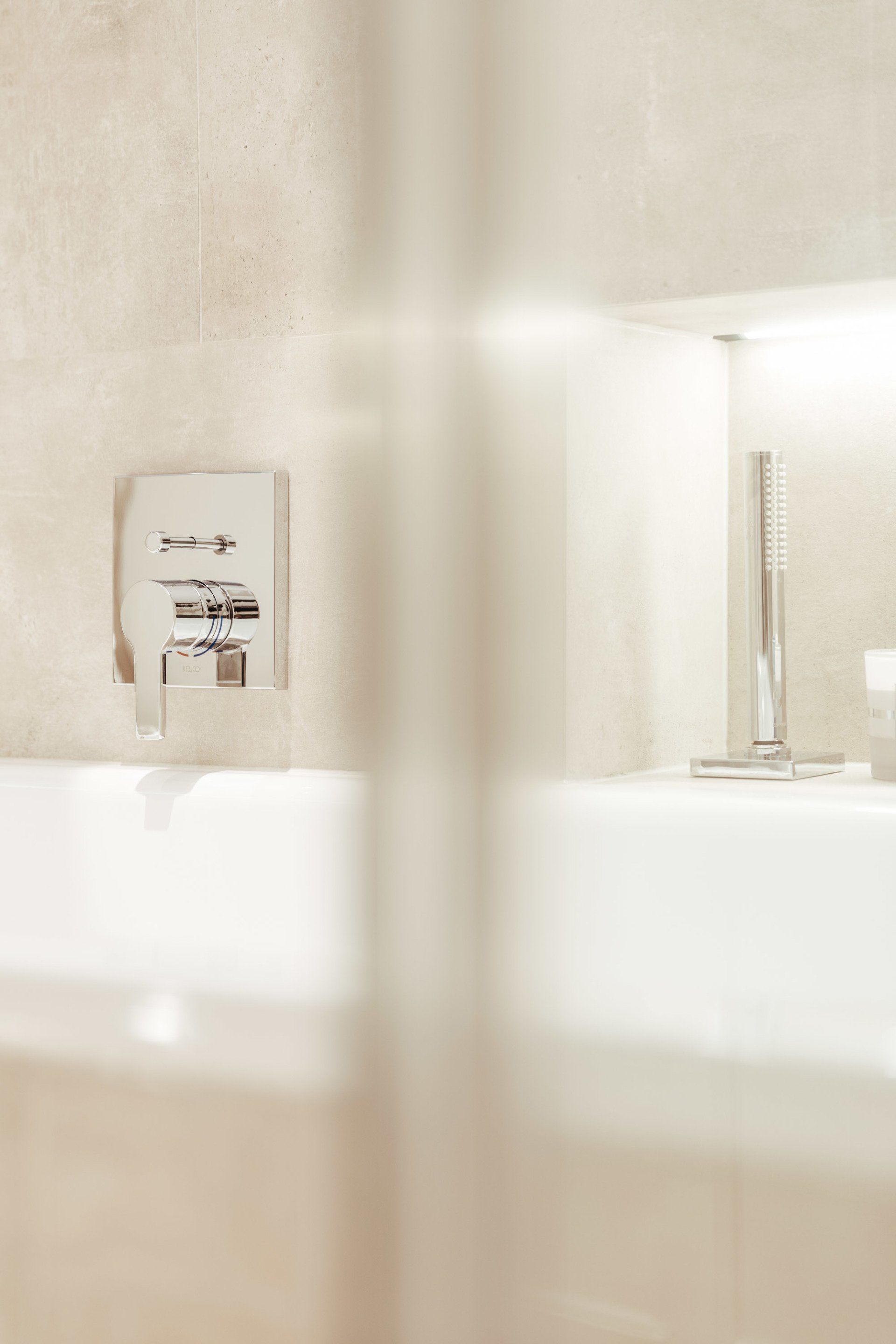 Ein Badezimmer mit Badewanne, Waschbecken und Dusche.
