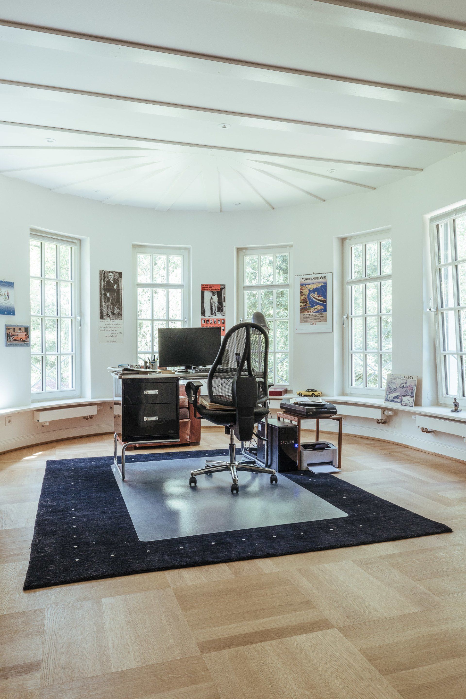 Ein Zimmer mit einem Schreibtisch und einem Stuhl darin