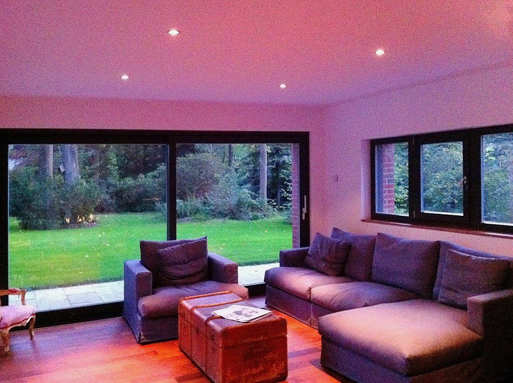 Ein Wohnzimmer mit einer Couch und Stühlen und einem Tisch