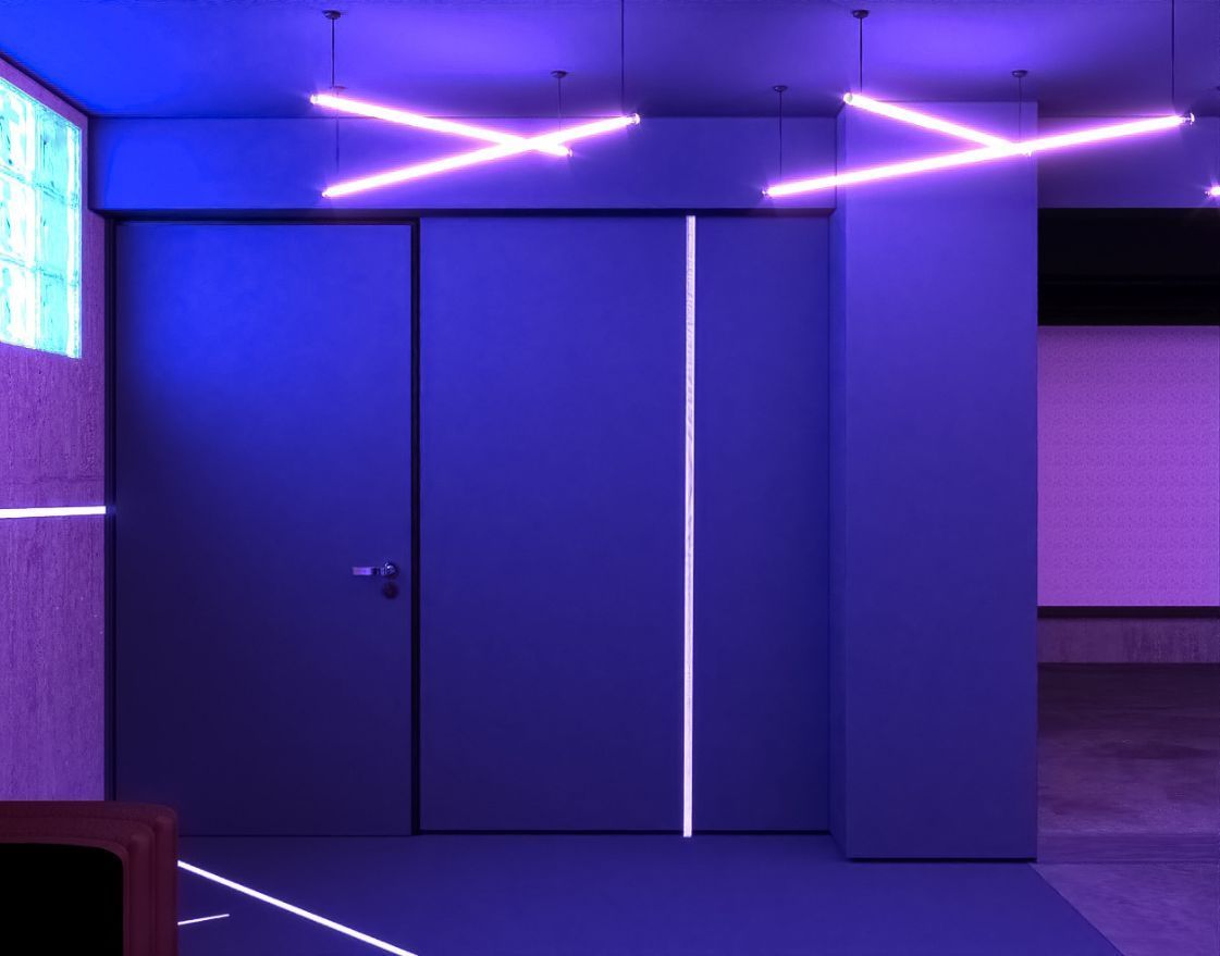 Ein Raum mit violetten Lichtern, die von der Decke hängen