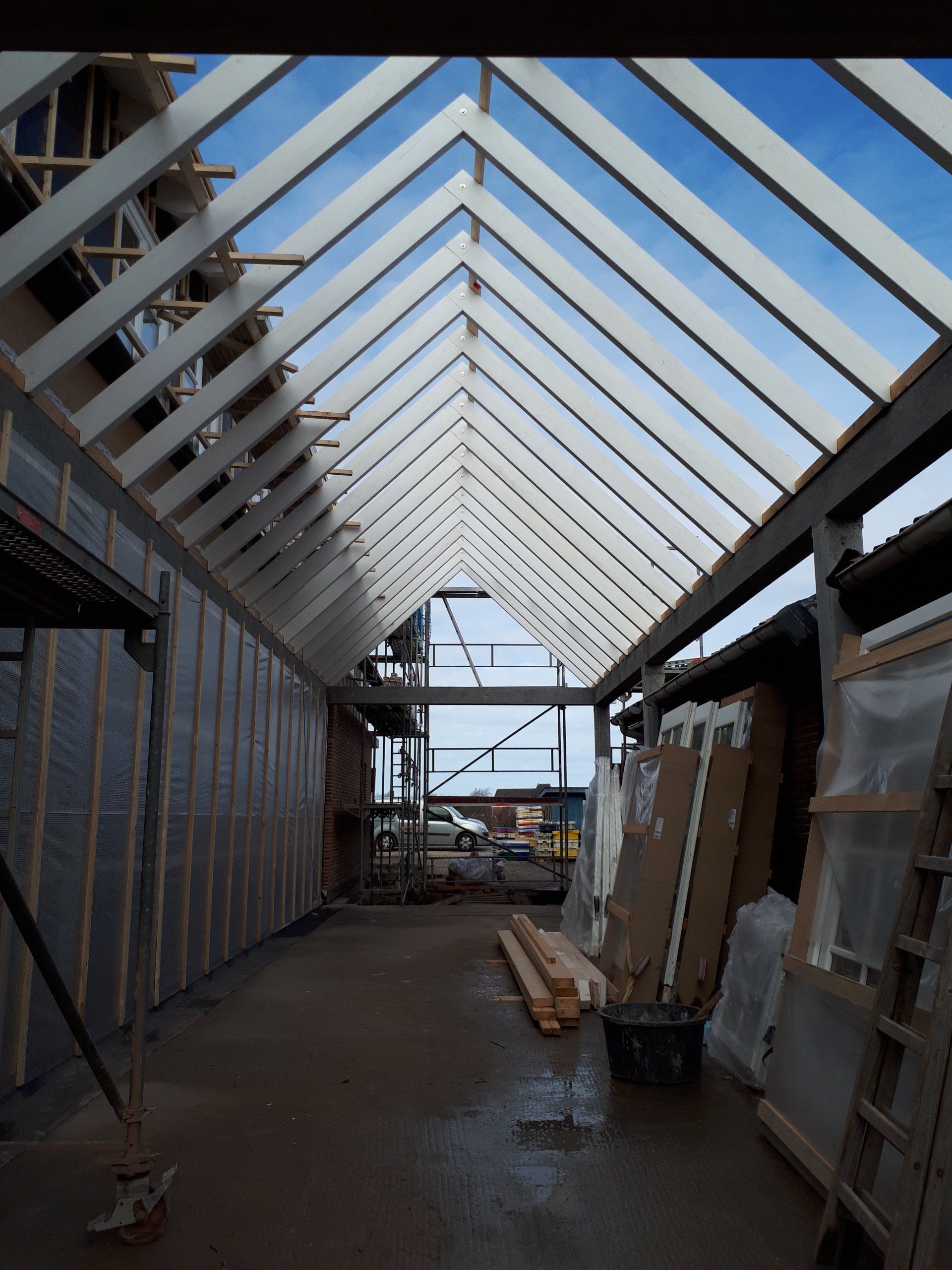 Das Innere eines im Bau befindlichen Gebäudes mit einem großen Dach