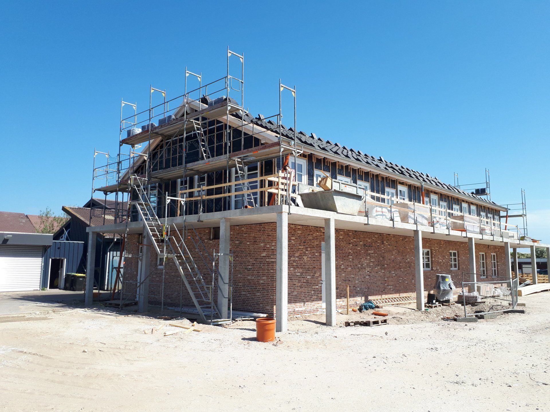 Ein großes Gebäude im Bau mit Gerüst darauf