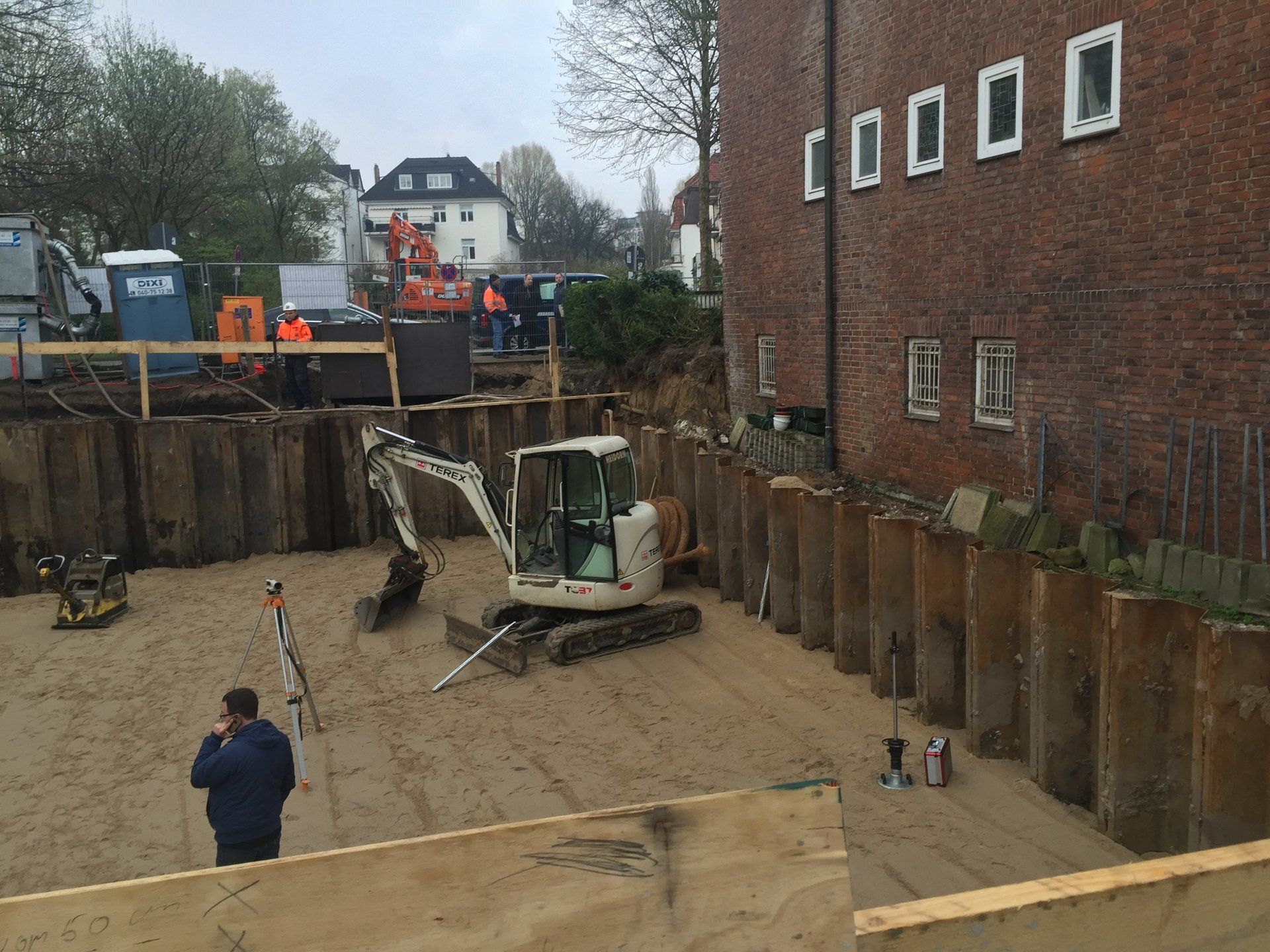 Eine Baustelle mit einem Backsteingebäude im Hintergrund