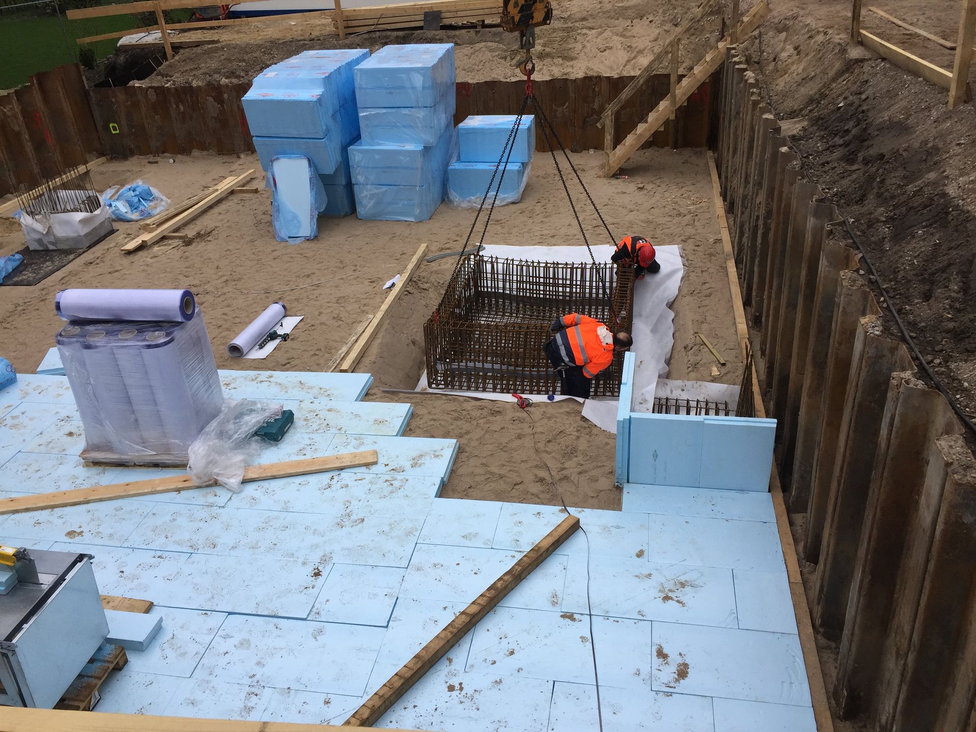 Ein Mann arbeitet auf einer Baustelle mit einem Kran.