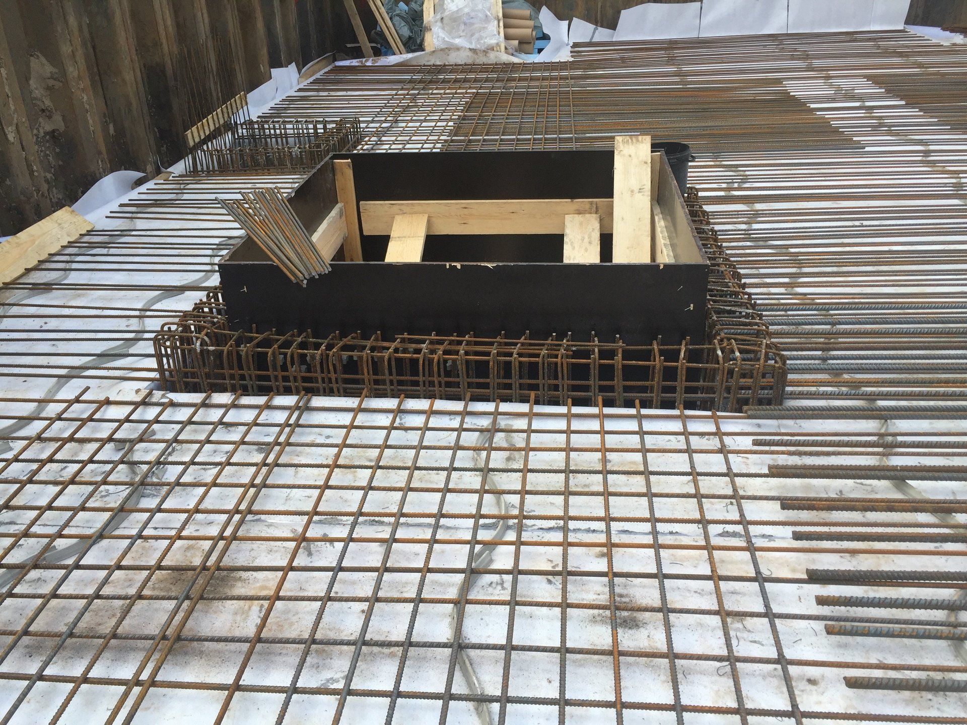 Eine Holzkiste steht auf einem Metallgitter.