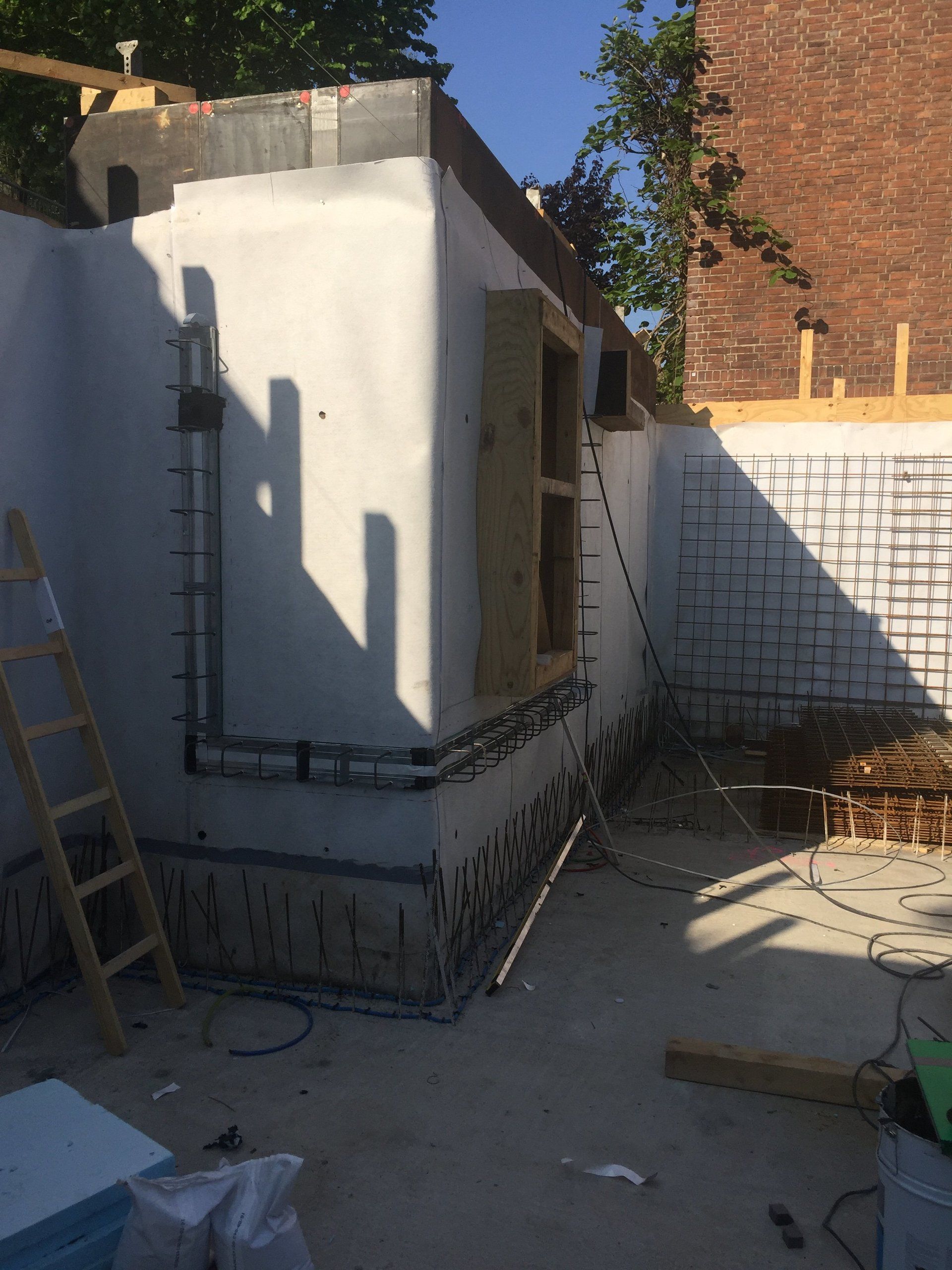 Ein im Bau befindliches Gebäude mit einer Leiter im Vordergrund