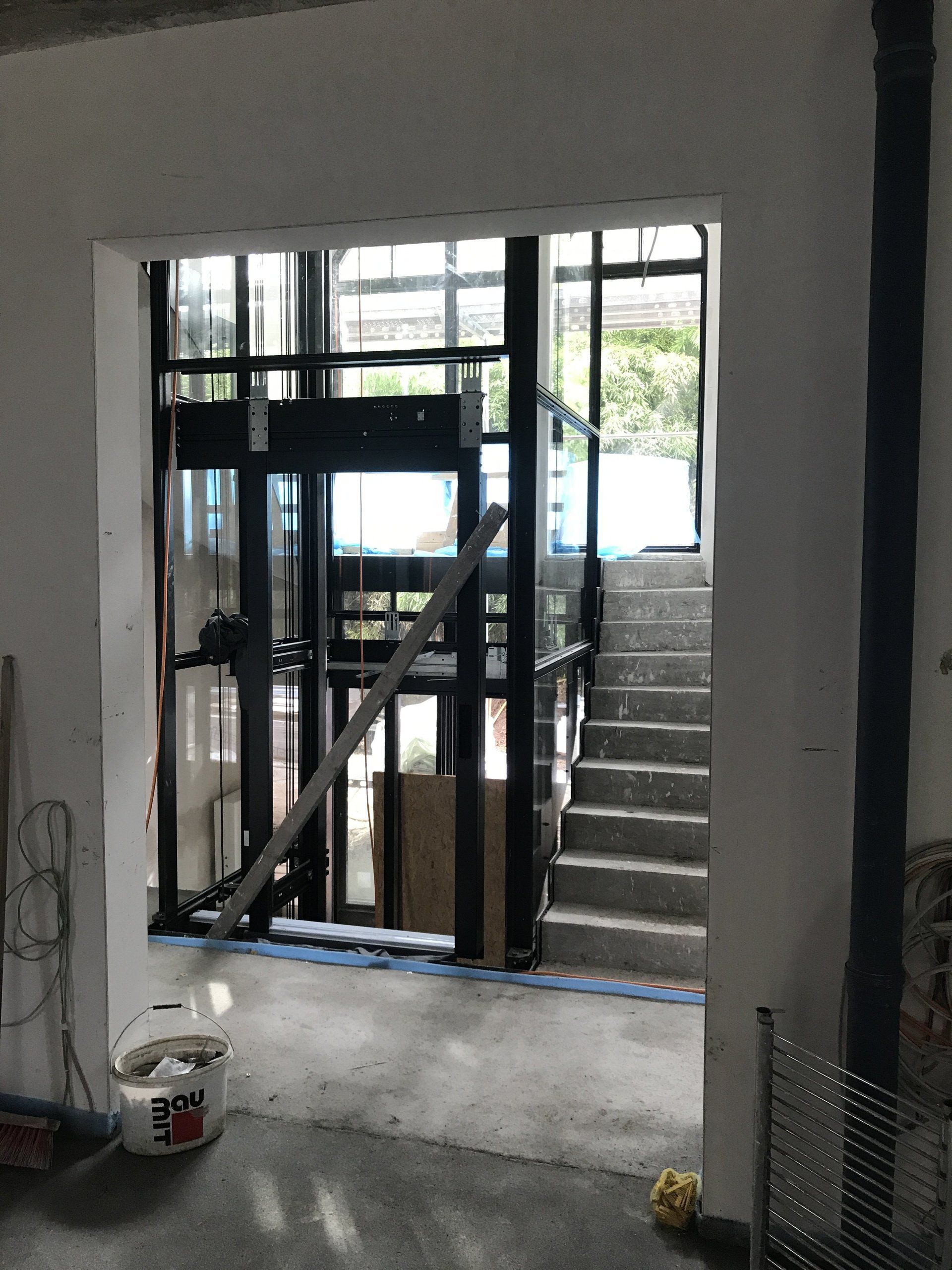 Ein im Bau befindliches Gebäude mit Treppen und einem Eimer Farbe auf dem Boden