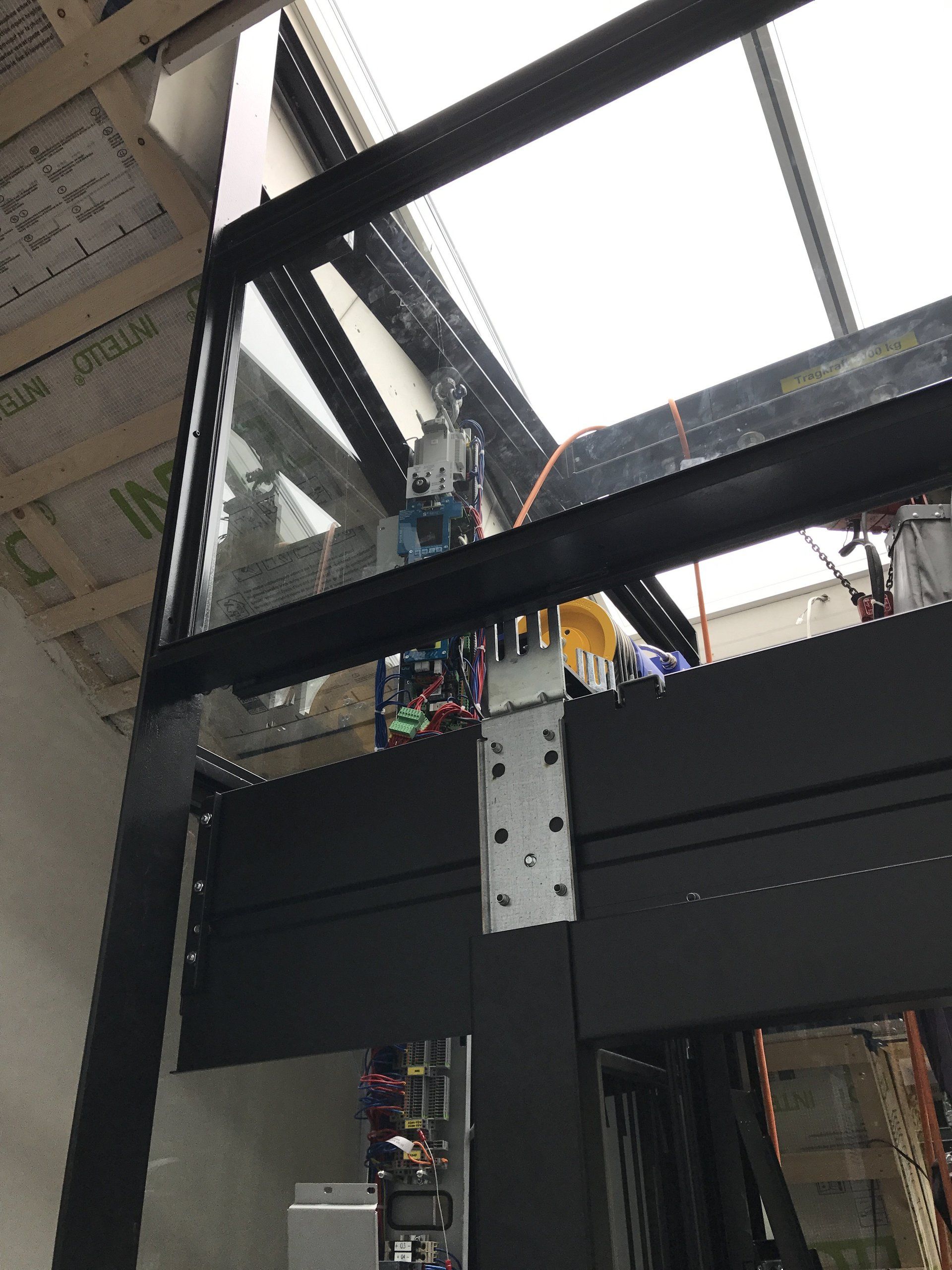 Es entsteht eine Glastür mit Metallrahmen