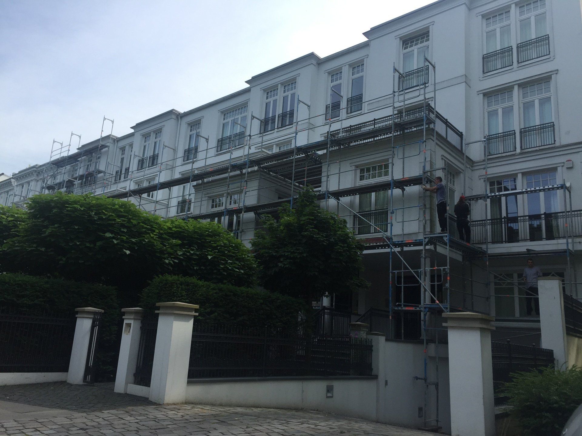 Ein großes weißes Gebäude mit Gerüst an der Seite