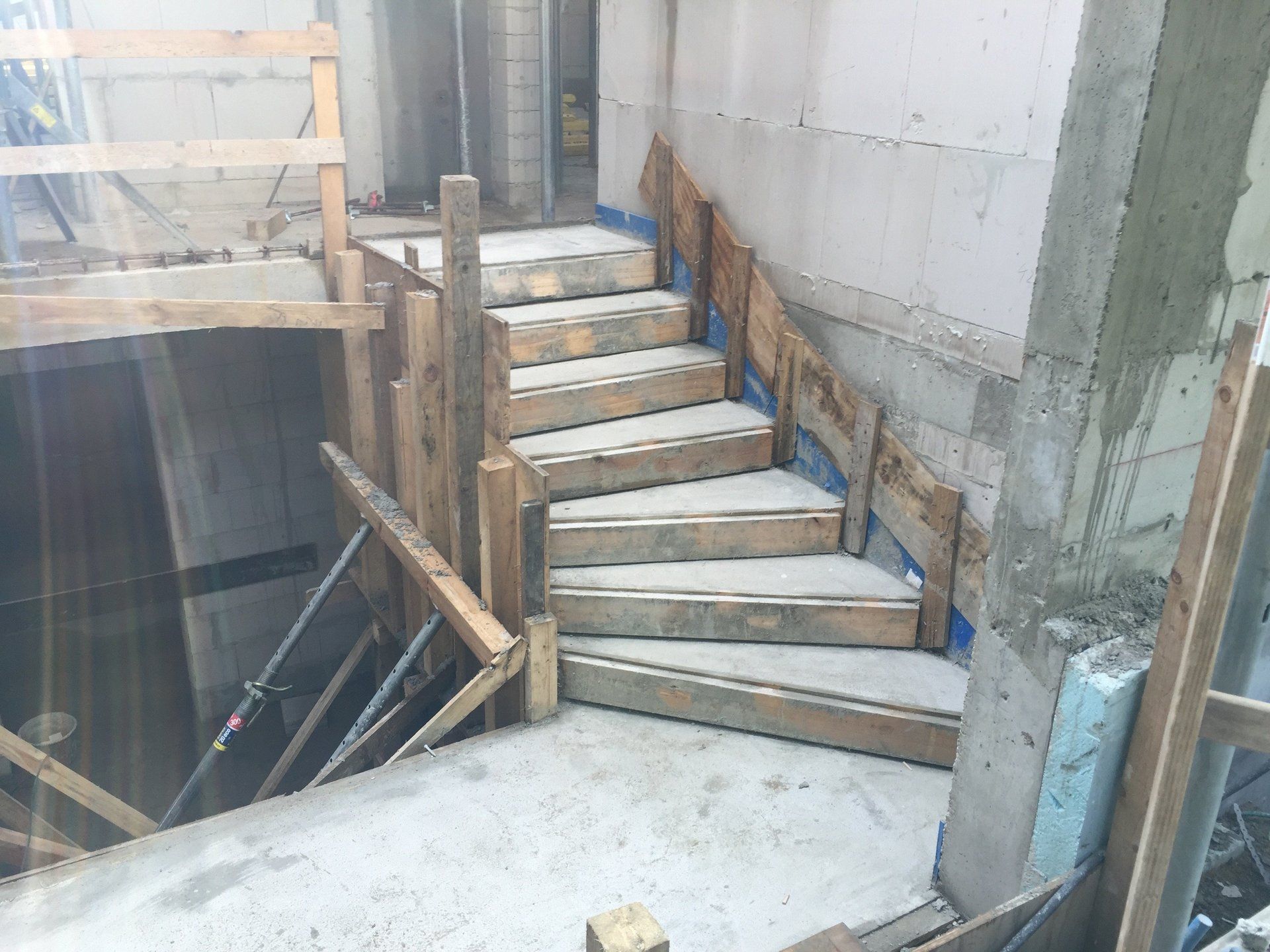 In einem im Bau befindlichen Gebäude wird eine Wendeltreppe gebaut.