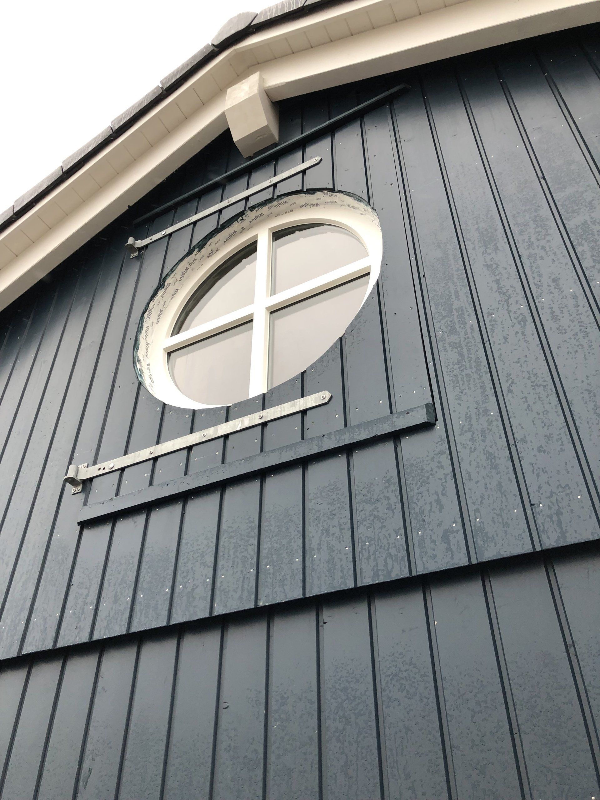 Ein Haus mit einem runden Fenster an der Seite