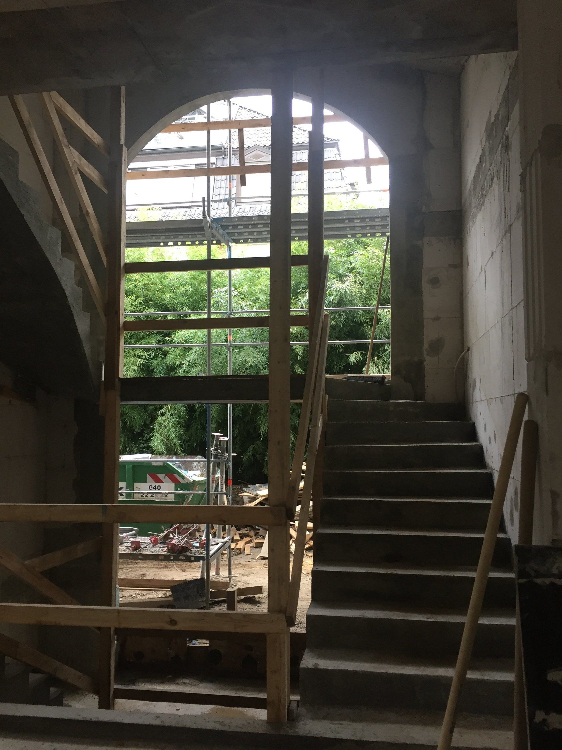 Ein im Bau befindliches Gebäude mit Treppen und einem Fenster