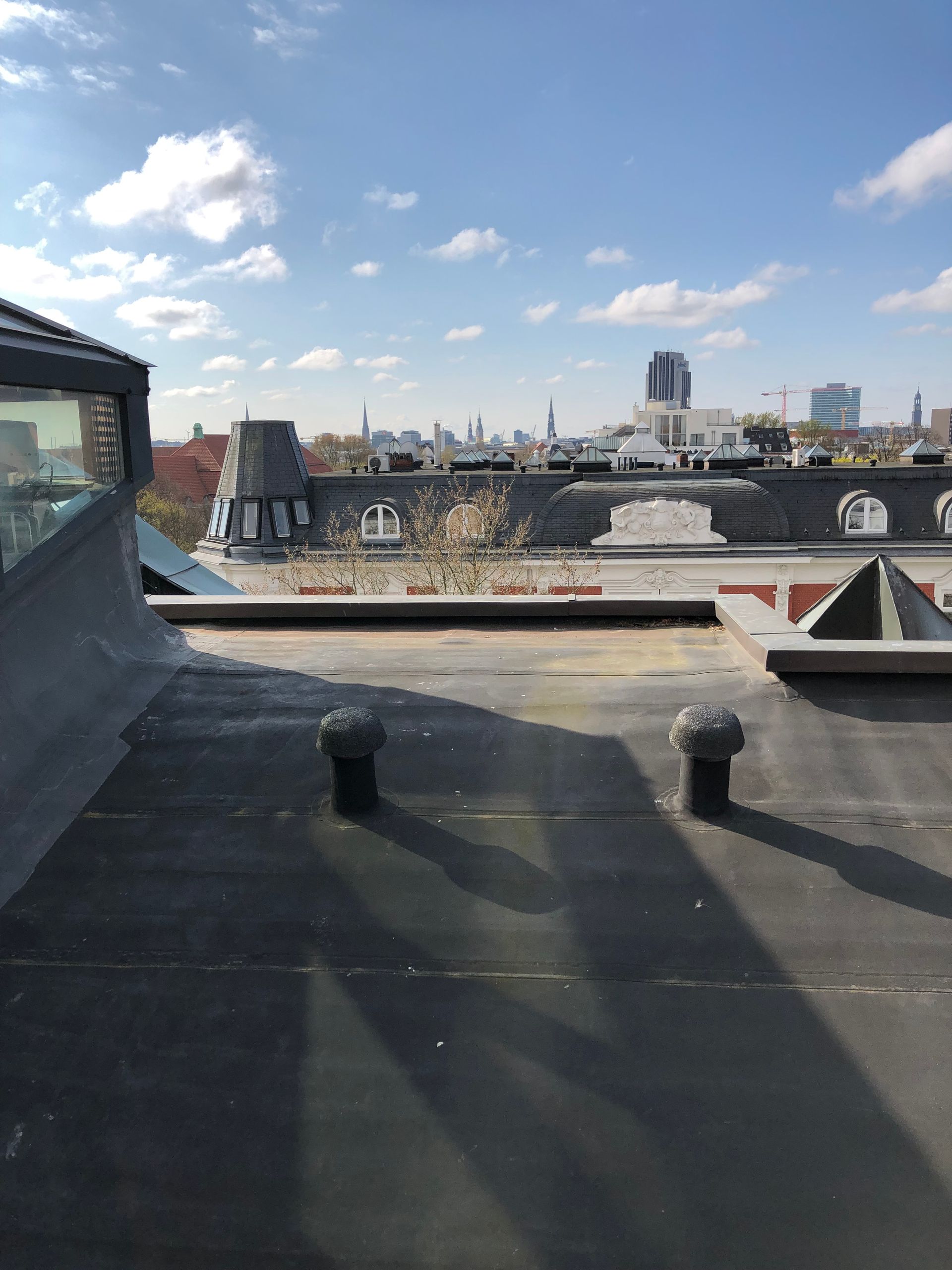 Blick auf eine Stadt vom Dach eines Gebäudes