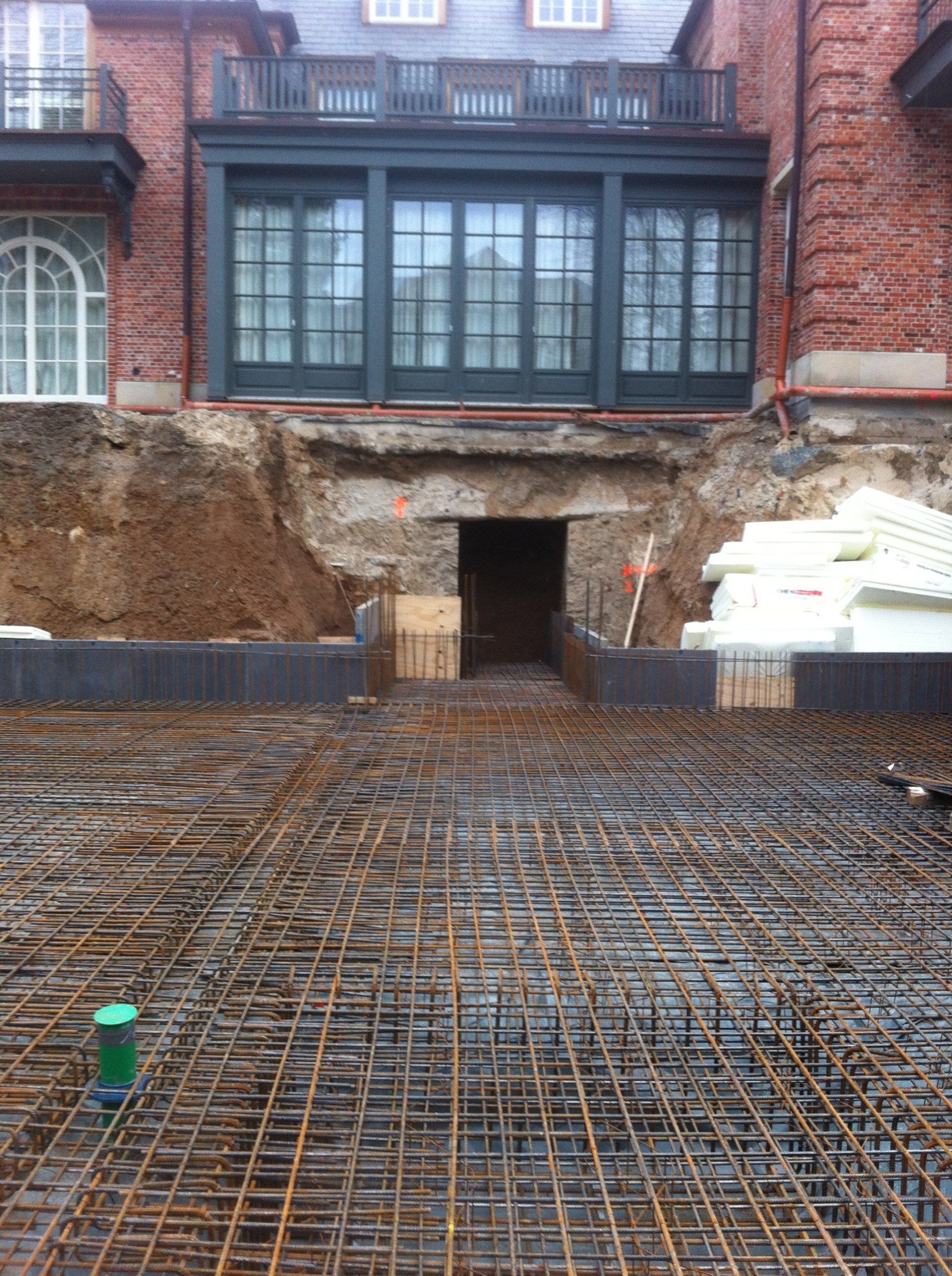 Ein im Bau befindliches Backsteingebäude mit einem großen Fenster