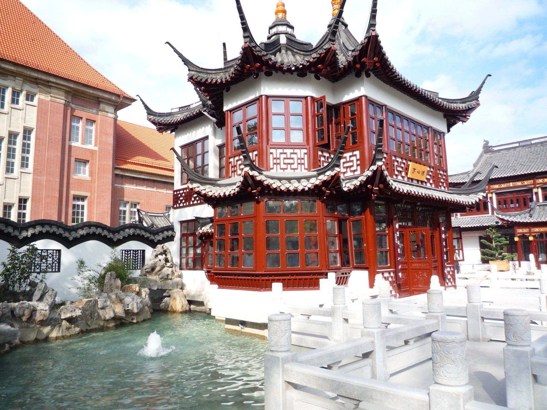 Eine Pagode mit einem Brunnen davor