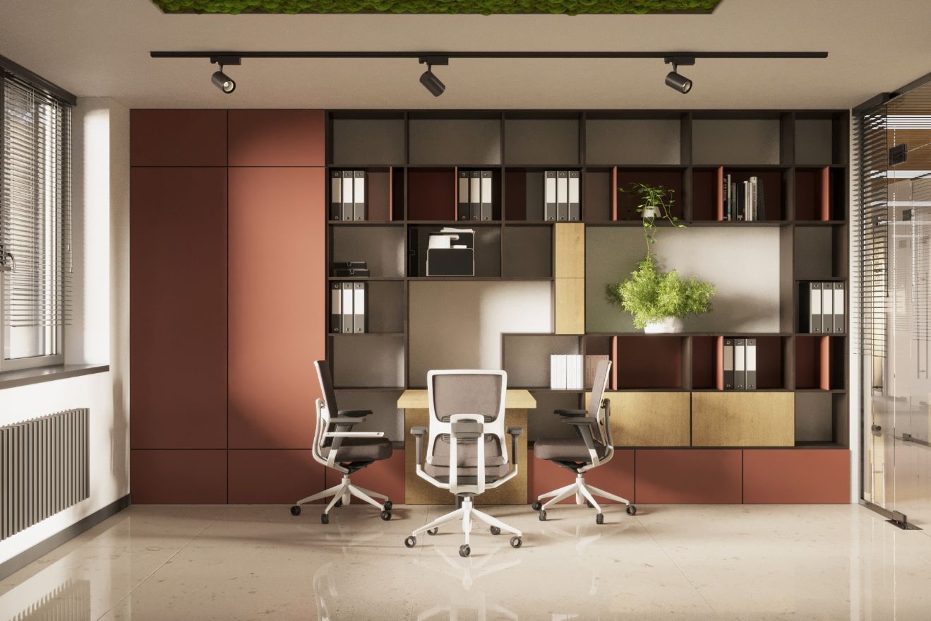 Ein modernes Büro mit Schreibtisch, Stühlen und Regalen.