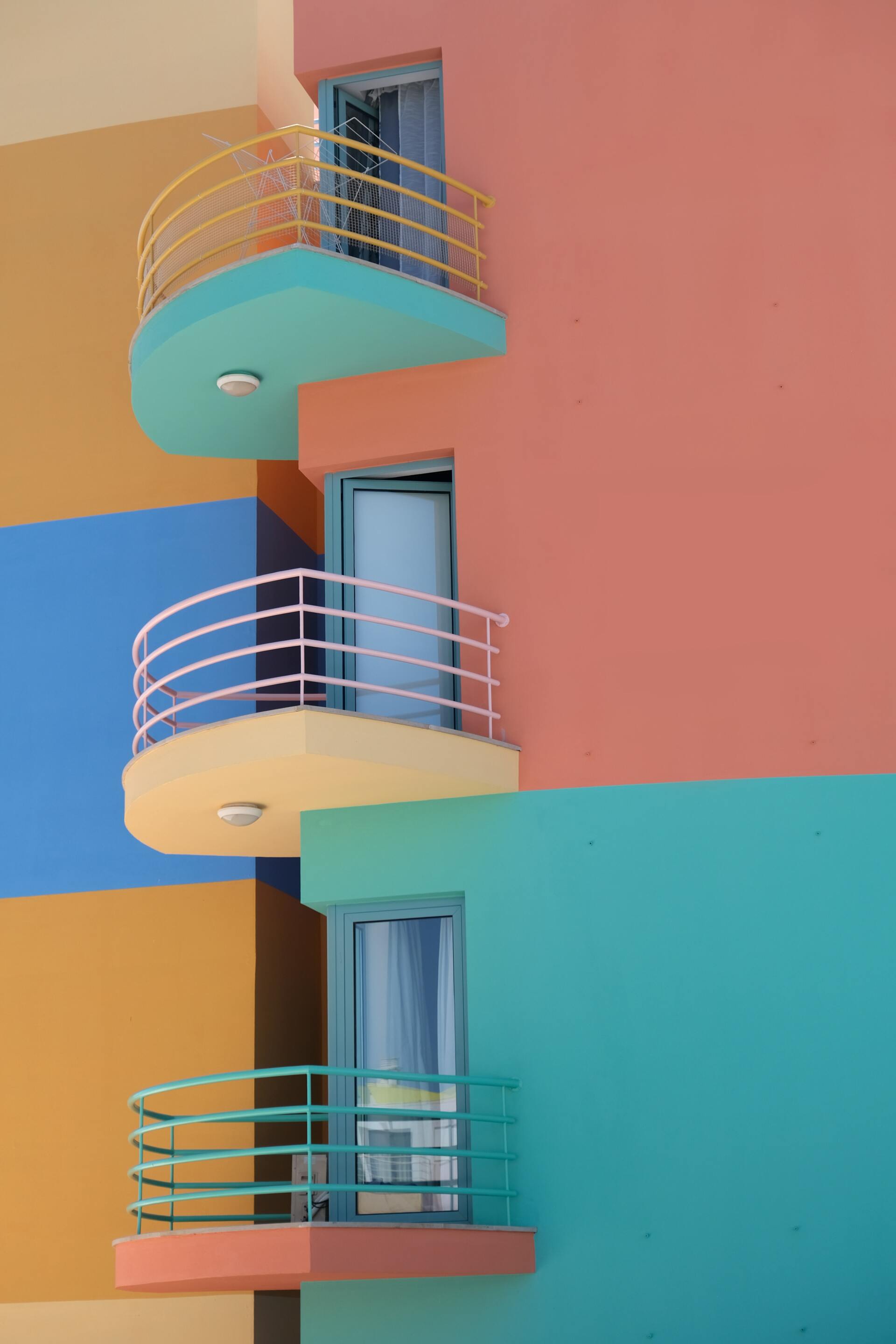 Architektur und Farbe – Bunte Hausfassade mit Balkonen