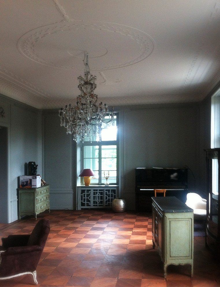 Ein Wohnzimmer mit einem Kronleuchter, der von der Decke hängt