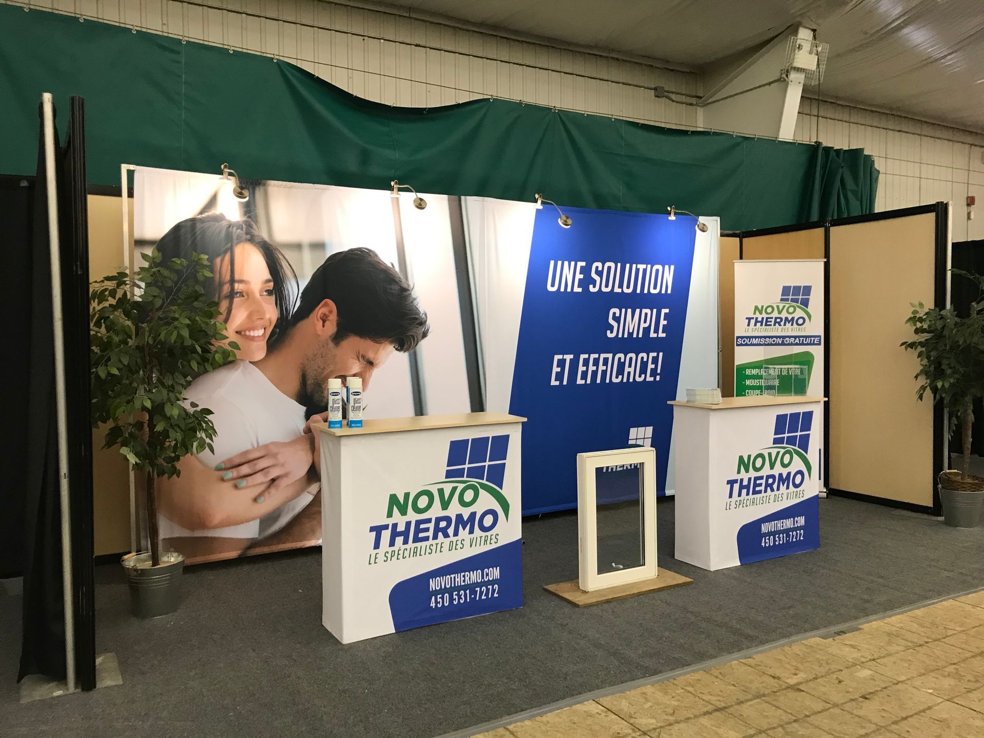 Un homme et une femme s'embrassent devant une banderole sur laquelle est écrit novo thermo