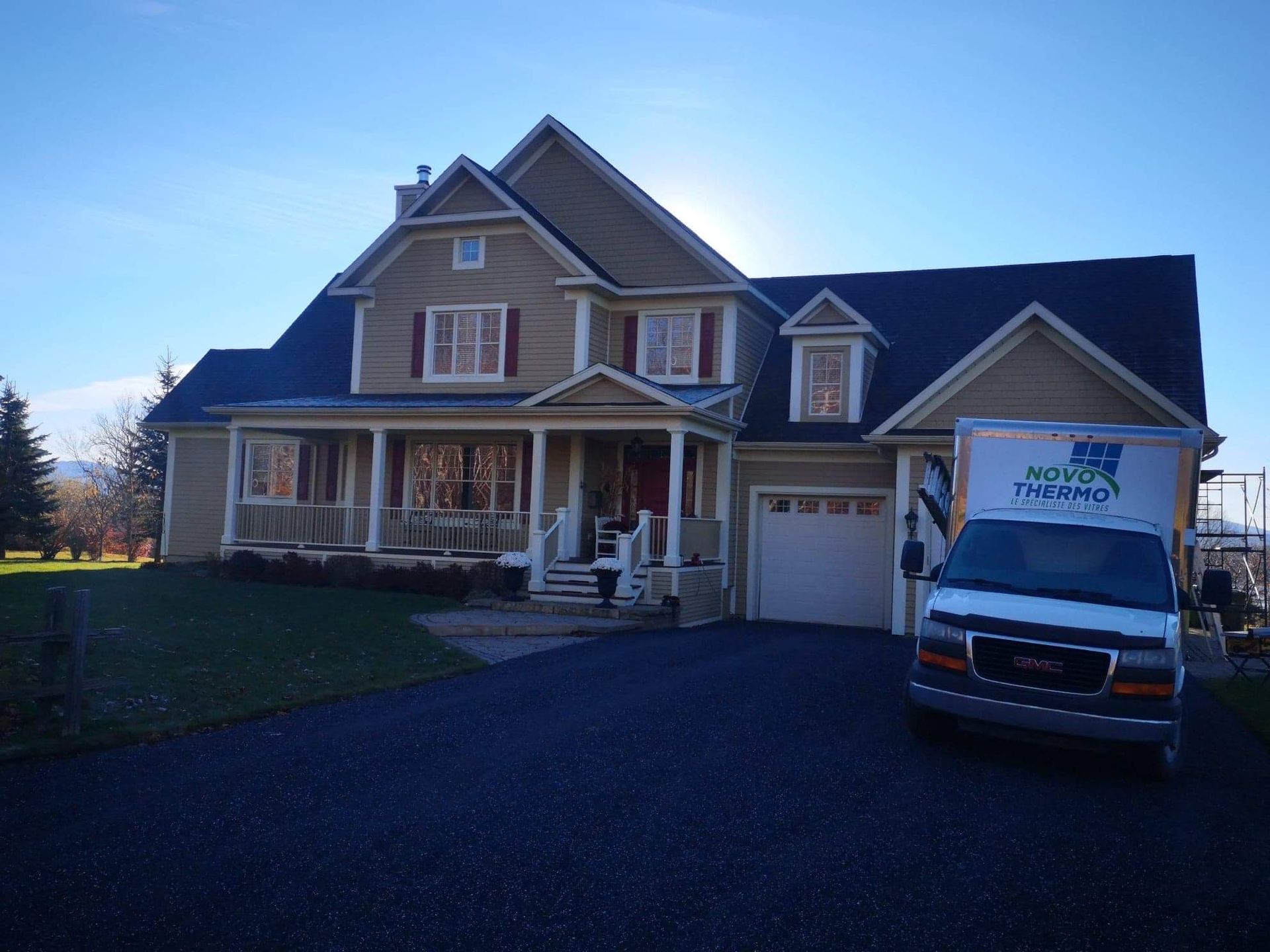 Une maison avec un camion de déménagement garé devant