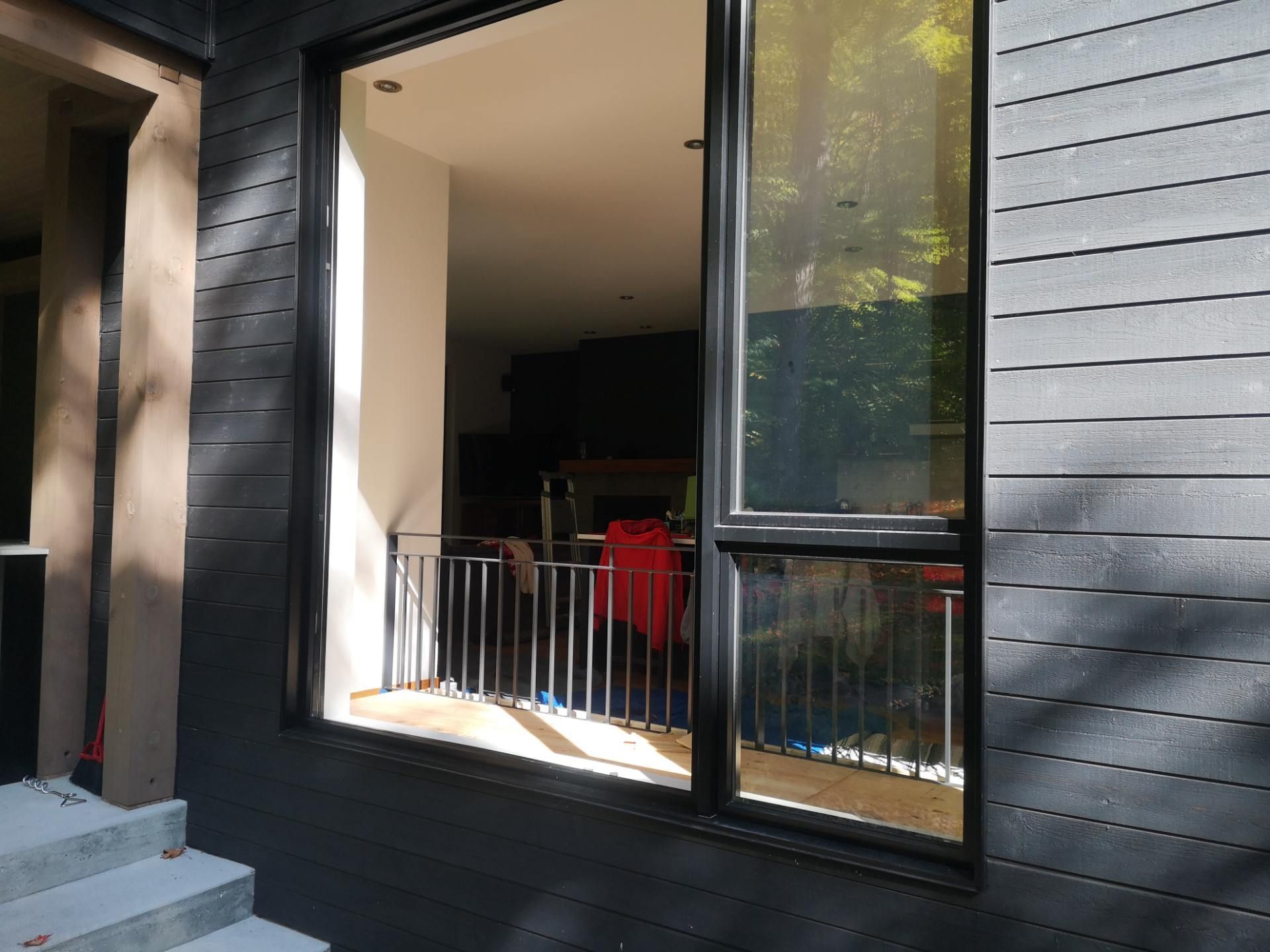 Une grande fenêtre sur le côté d'une maison