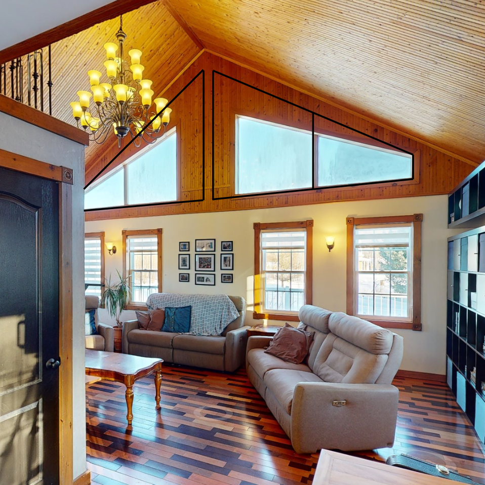 Un salon avec un plafond voûté et un canapé