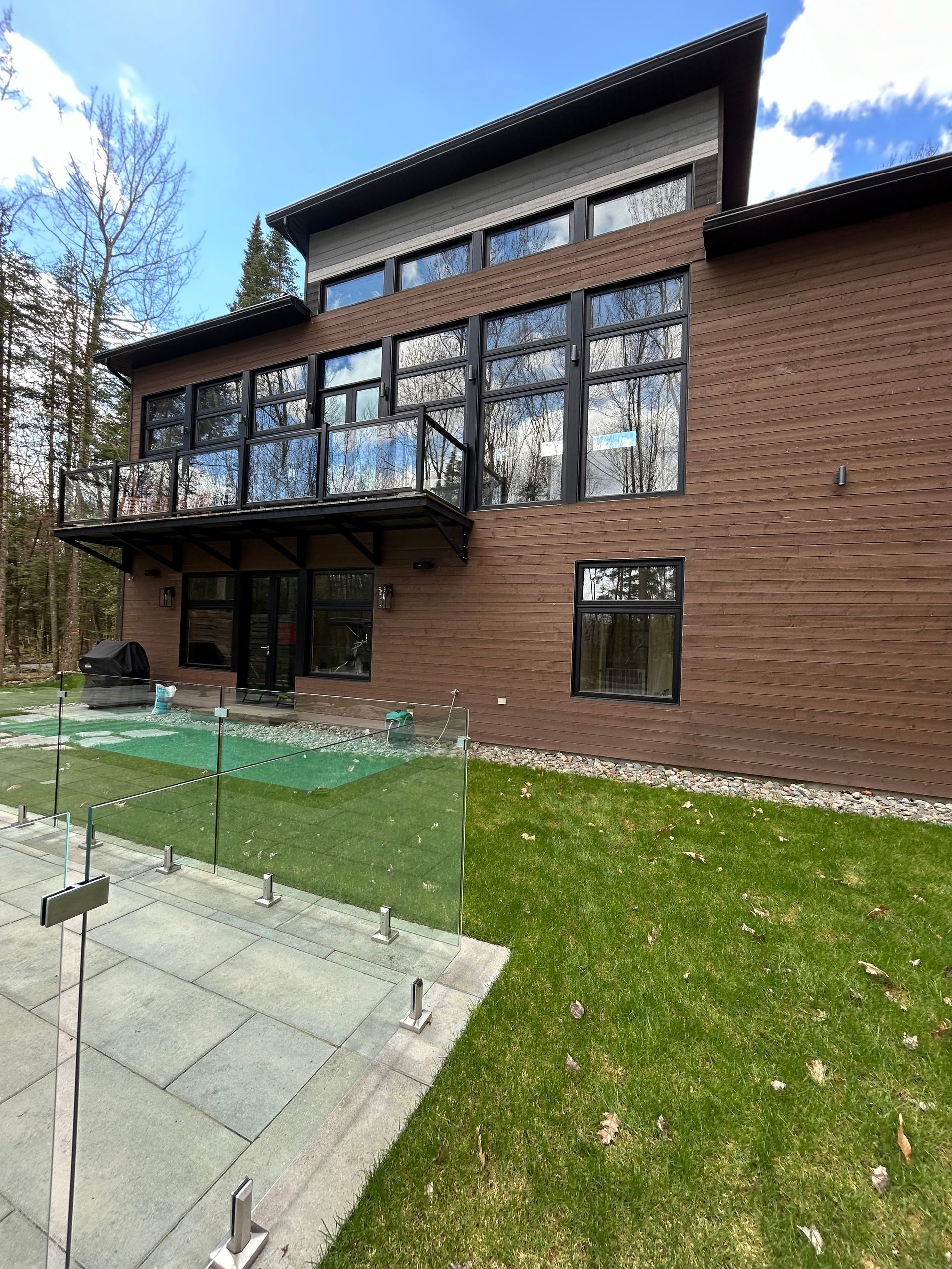 Une grande maison en brique avec une piscine devant.