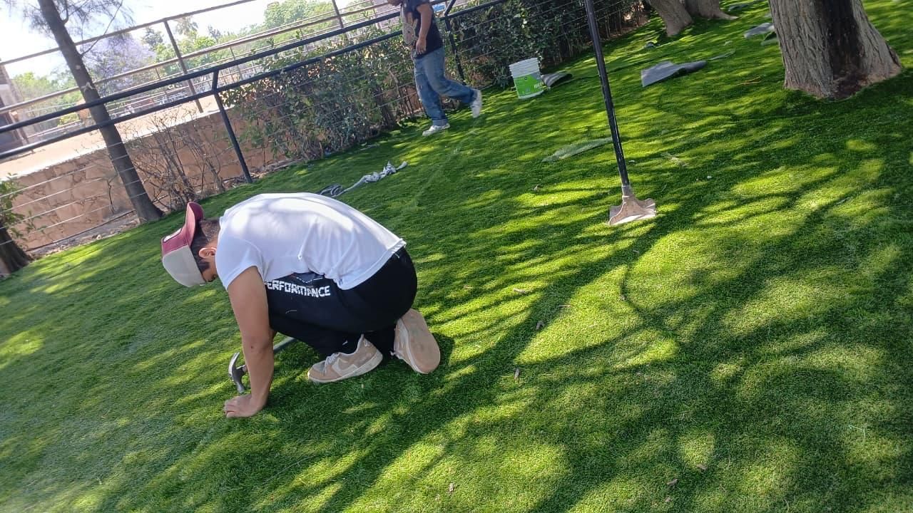 Jardín residencial con pasto sintético premium