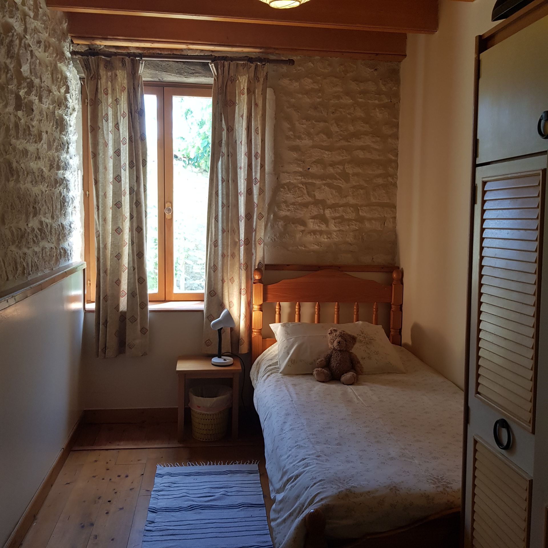 eenpersoonsbed in kamer met raam