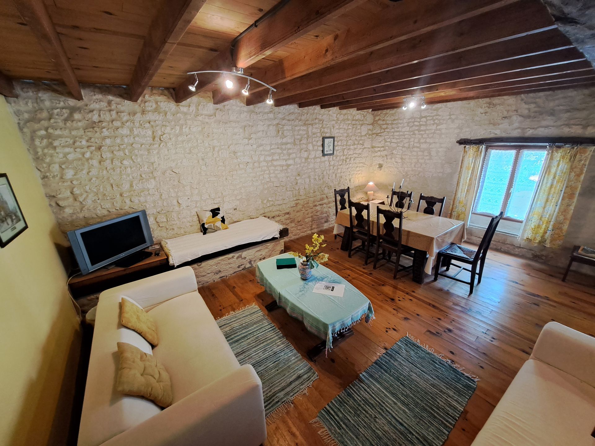 zitkamer met houten vloer en crèmekleurige ikea-banken