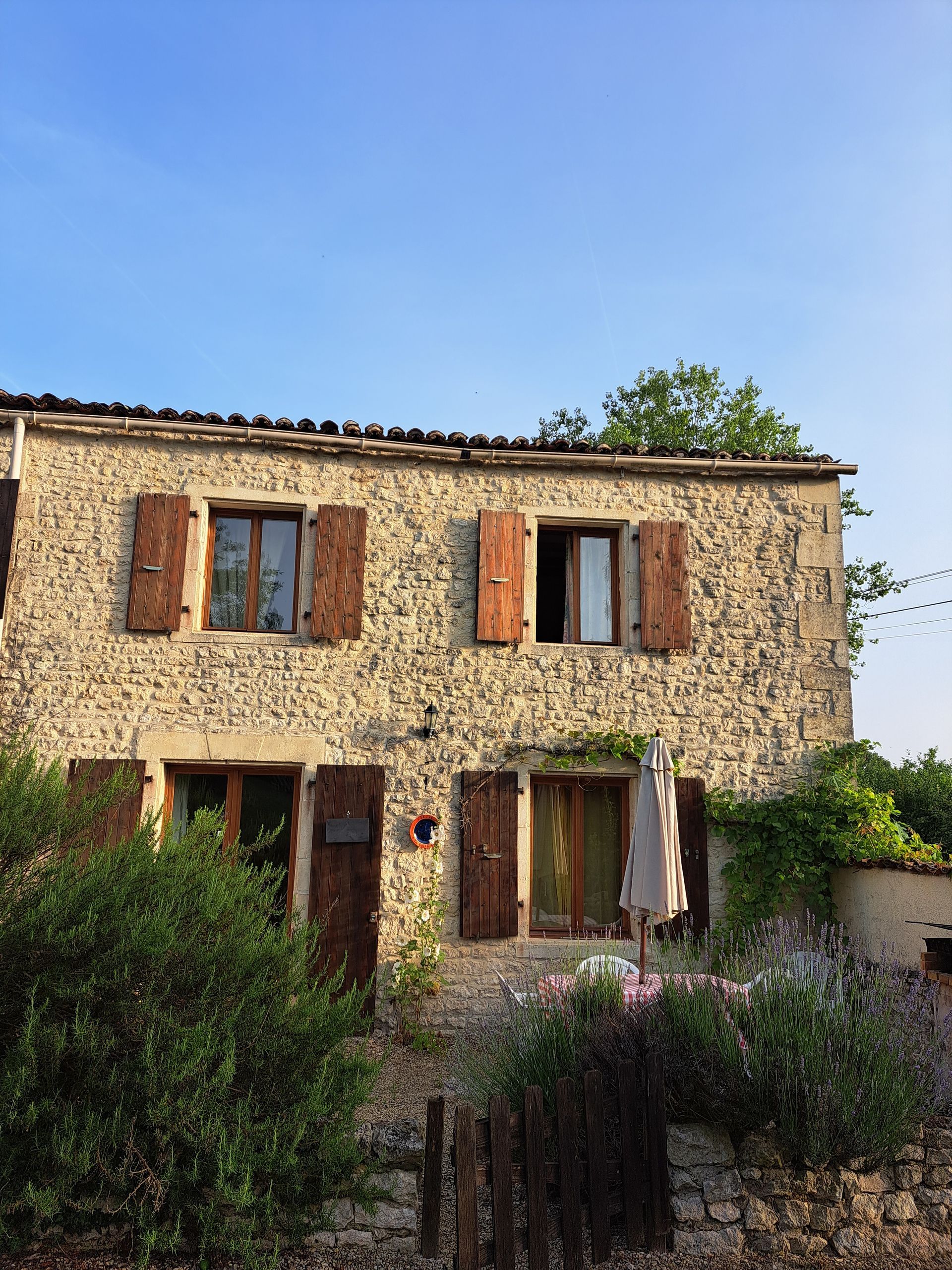 stenen huisje in Frankrijk met pannendak en houten luiken bruin gekleurd