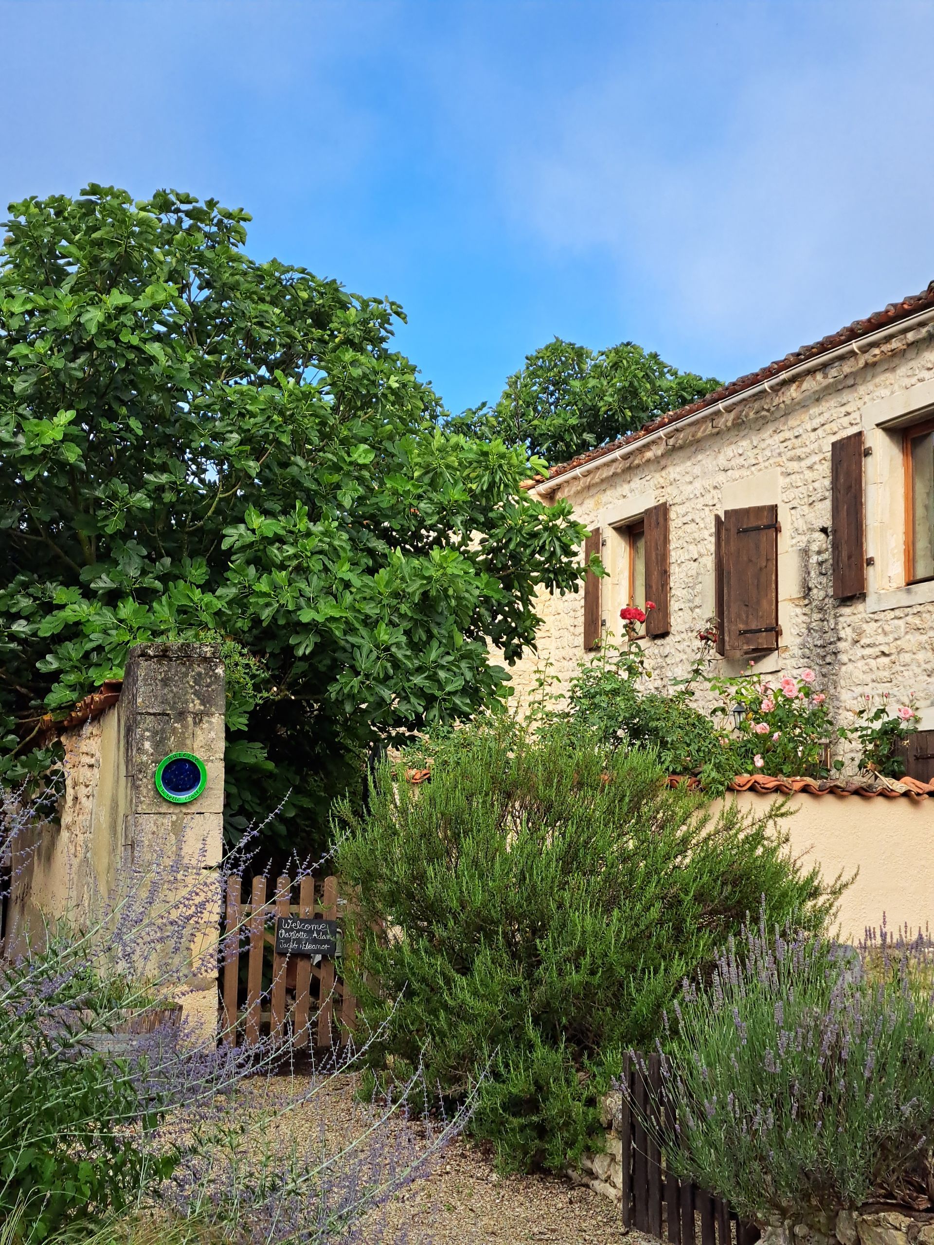 stenen huisje in Frankrijk met houten luiken