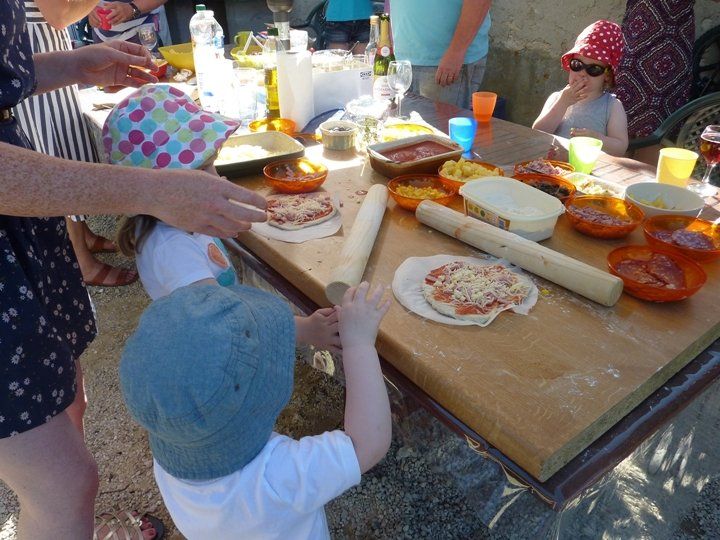 Children making pizzas