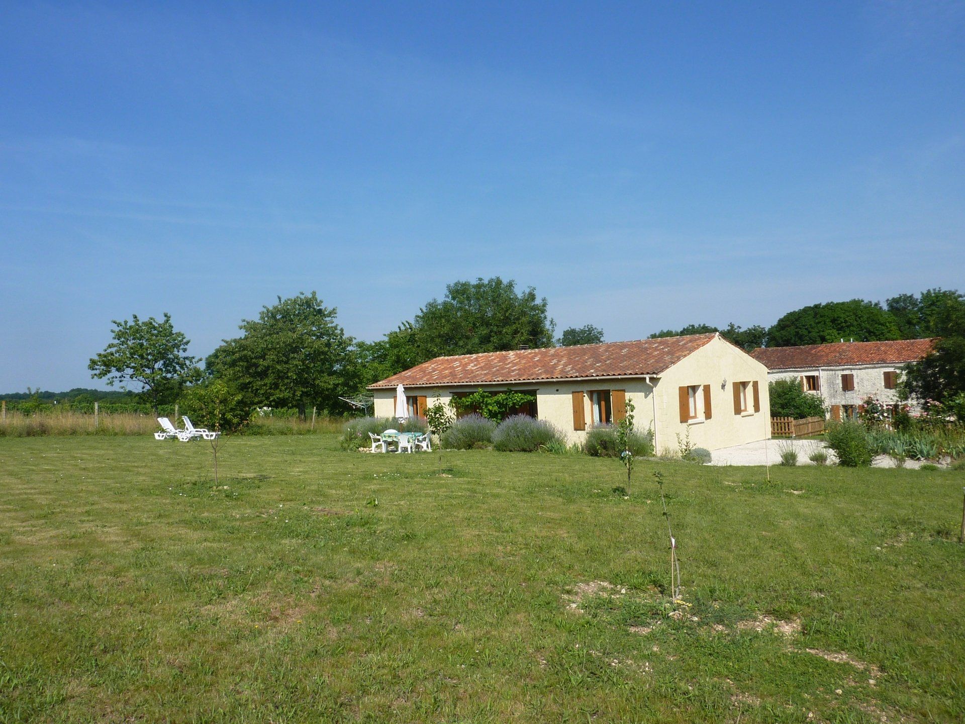 villa Tranquille a one storey house with large garden in front