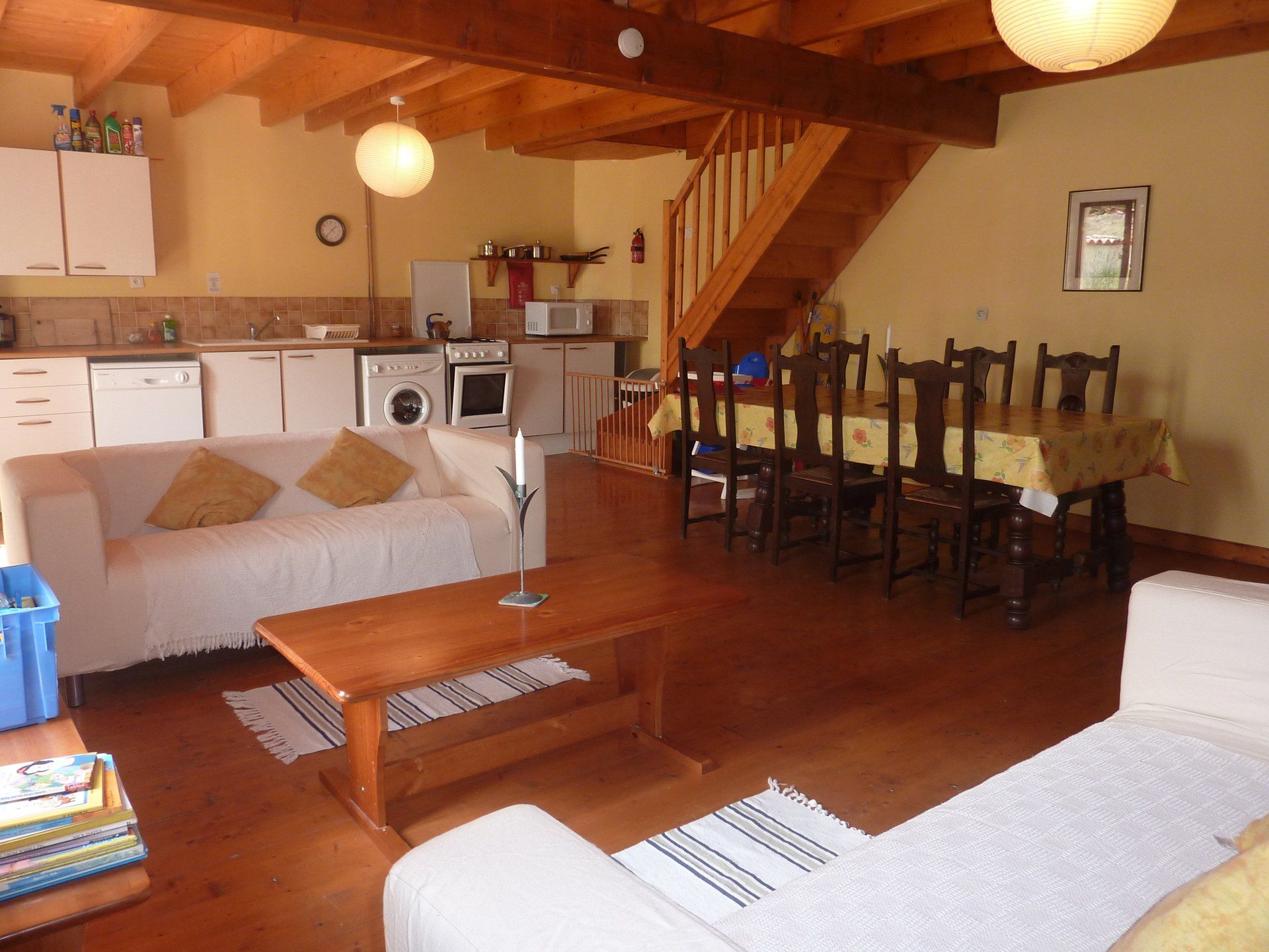Vierge vakantiehuis met houten vloer, crèmekleurige Ikea-banken in Les Vallaies, Frankrijk