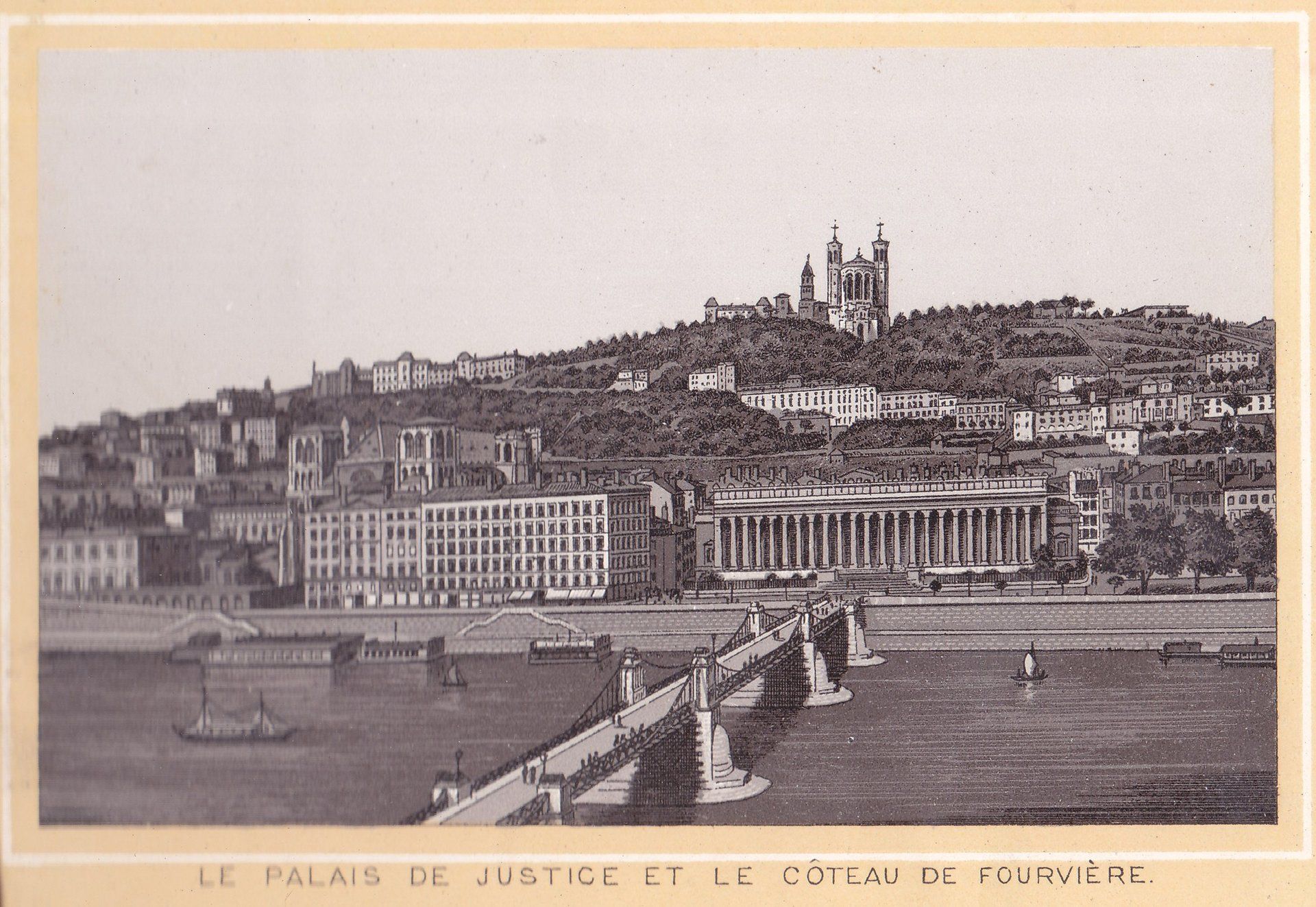 LE PALAIS DE JUSTICE ET LE CÔTEAU DE FOURVIÈRE.