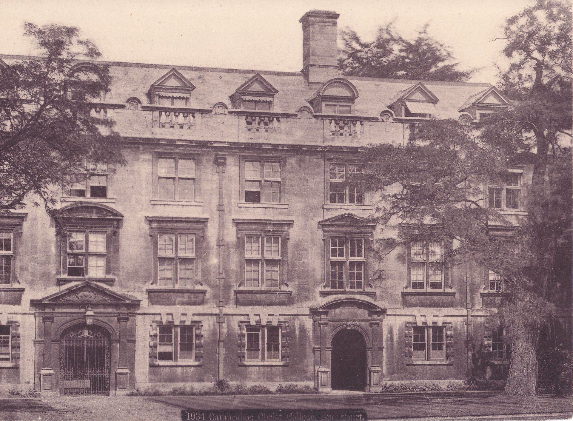 1934 Cambridge: Christ College, End Court.