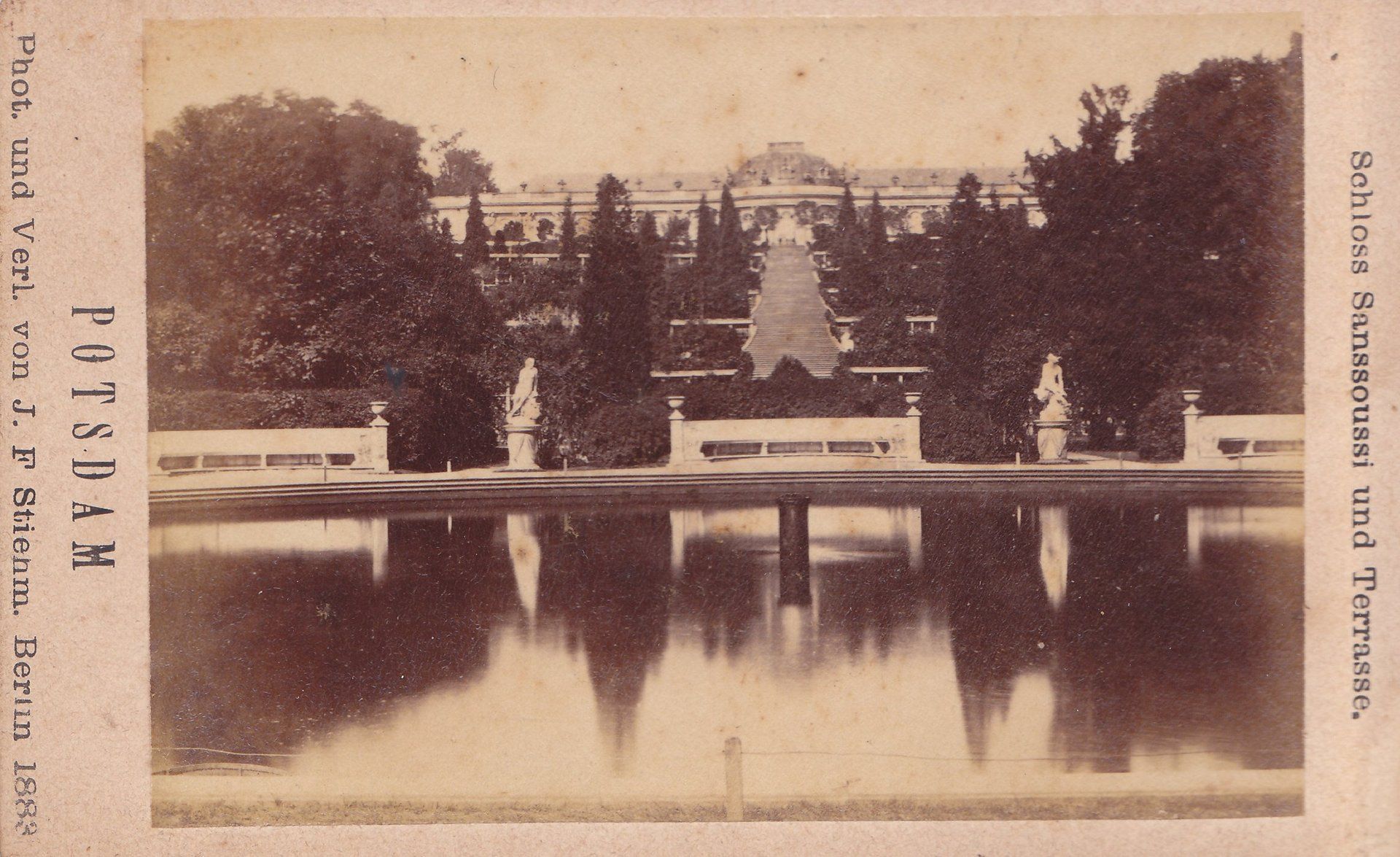 Schloss Sanssoussi und Terrasse.