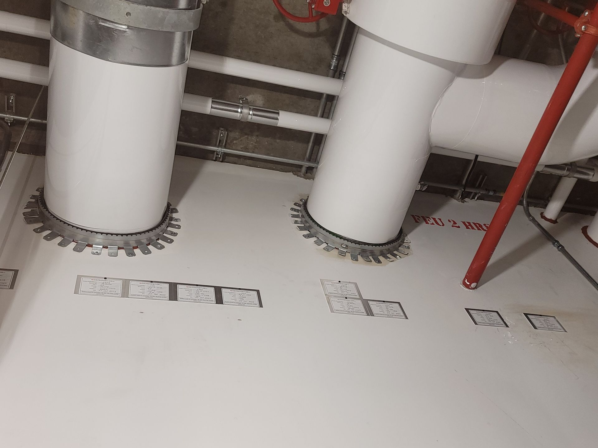 Un tas de tuyaux blancs sont alignés sur une surface blanche