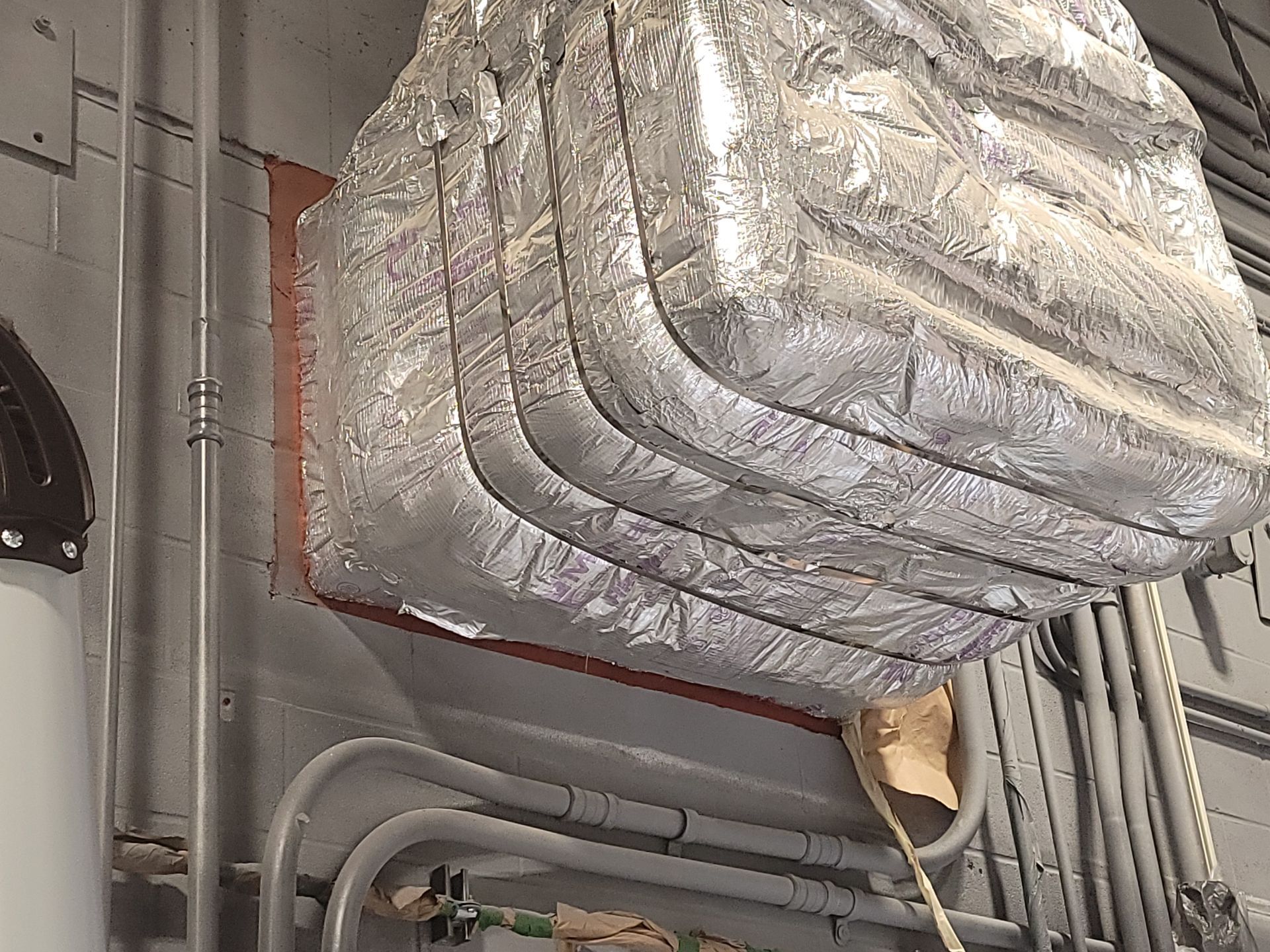 Un grand morceau de papier d'aluminium est suspendu au plafond d'un bâtiment.