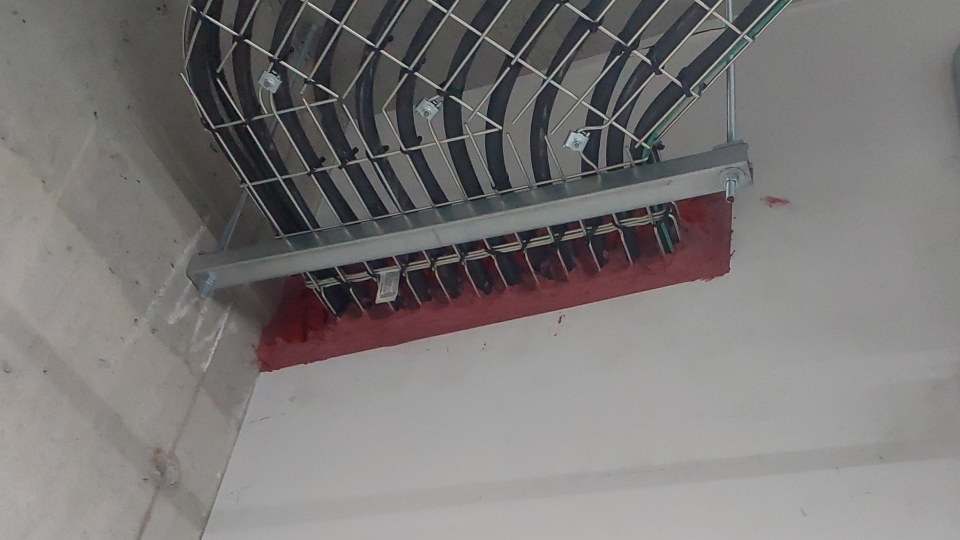 Un tas de fils pendent du plafond d'un bâtiment.