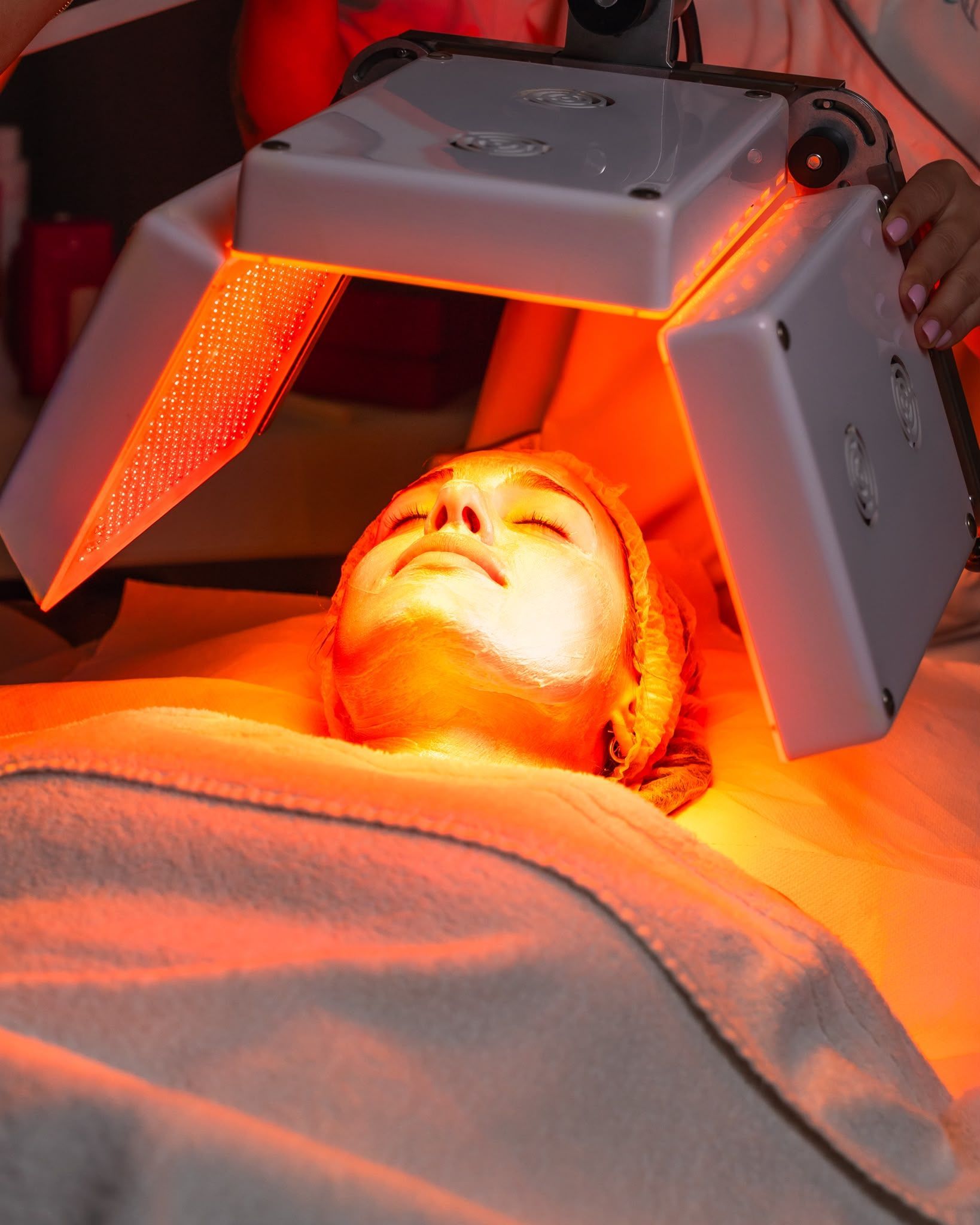Persona sottoposta a terapia con luce rossa sotto un dispositivo di trattamento luminoso