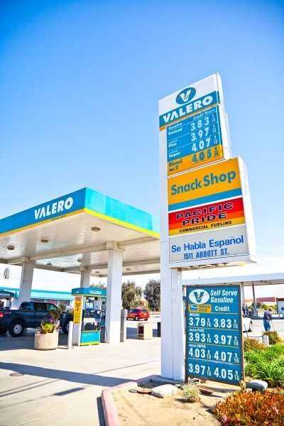 A gas station with a sign that says Valero Snack Shop