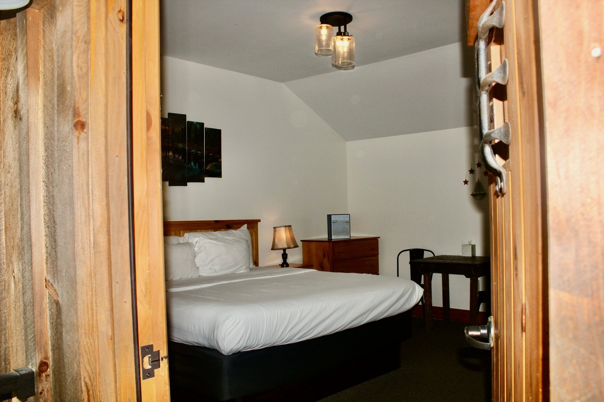 A bedroom with a king size bed and two lamps