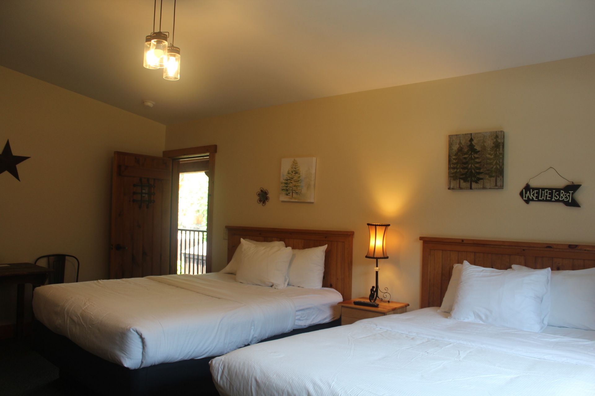 A hotel room with two beds and a sign that says welcome