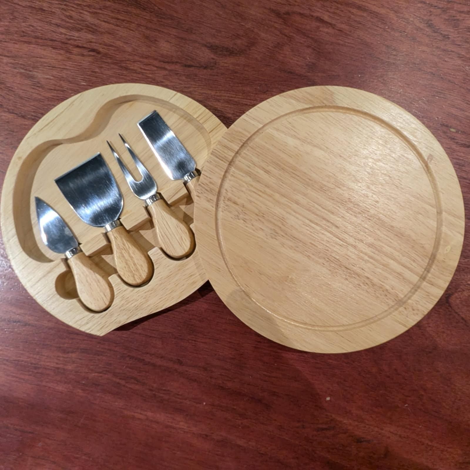 Cheese board set: wooden round board with cheese knives.